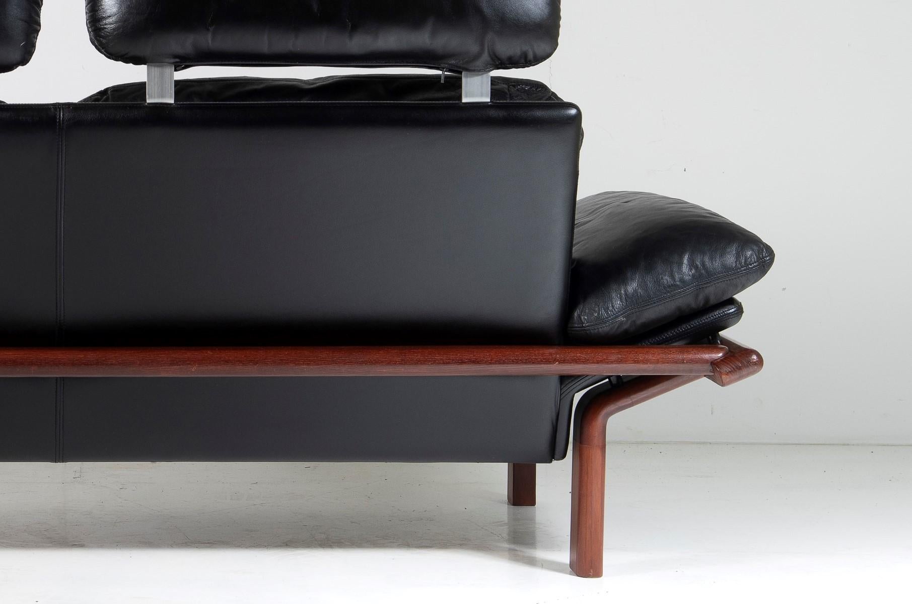 1960-70s Mid-Century Modern Danish Black Leather and Teak Sofa von Komfort im Angebot 8