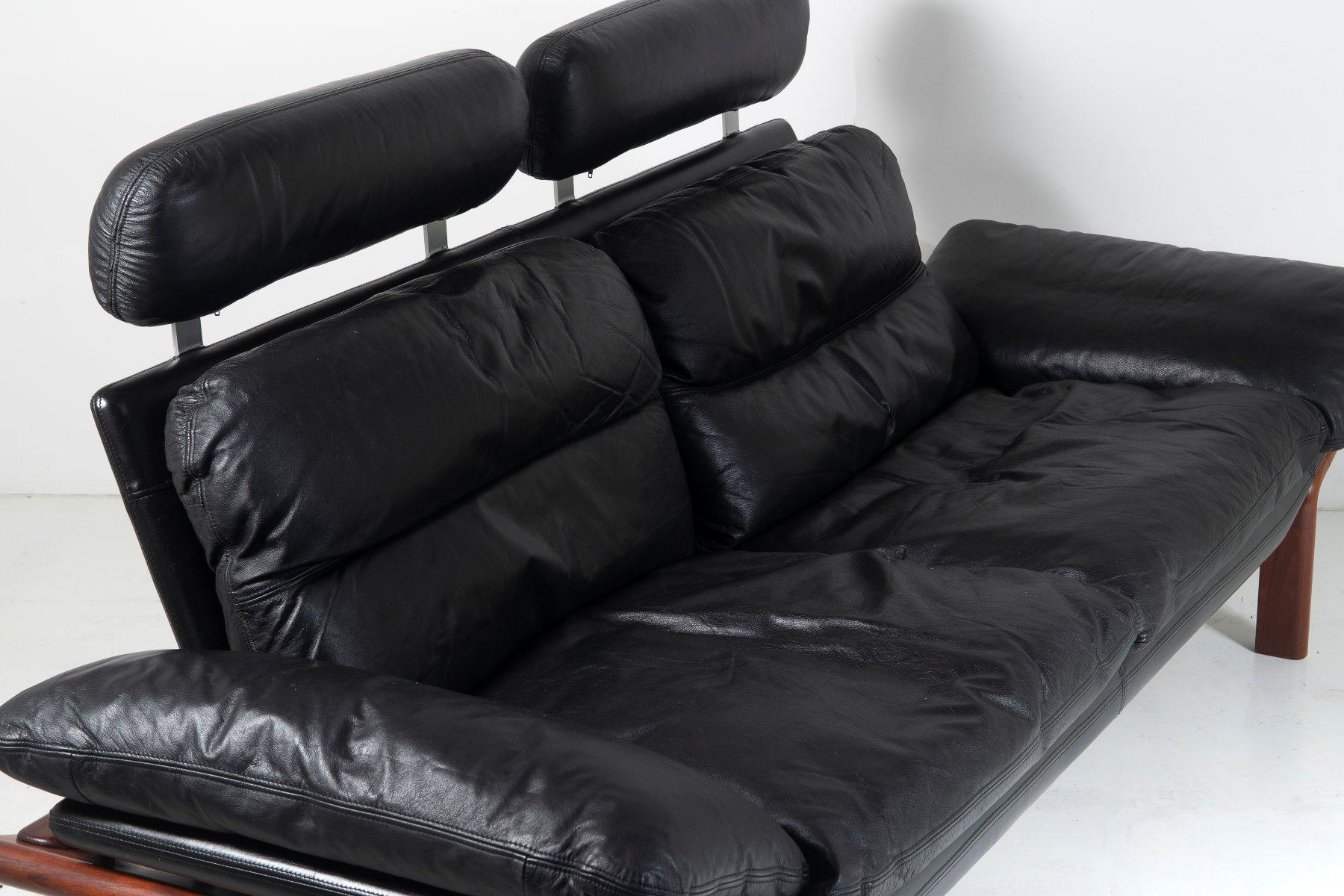 1960-70s Mid-Century Modern Danish Black Leather and Teak Sofa von Komfort (Moderne der Mitte des Jahrhunderts) im Angebot