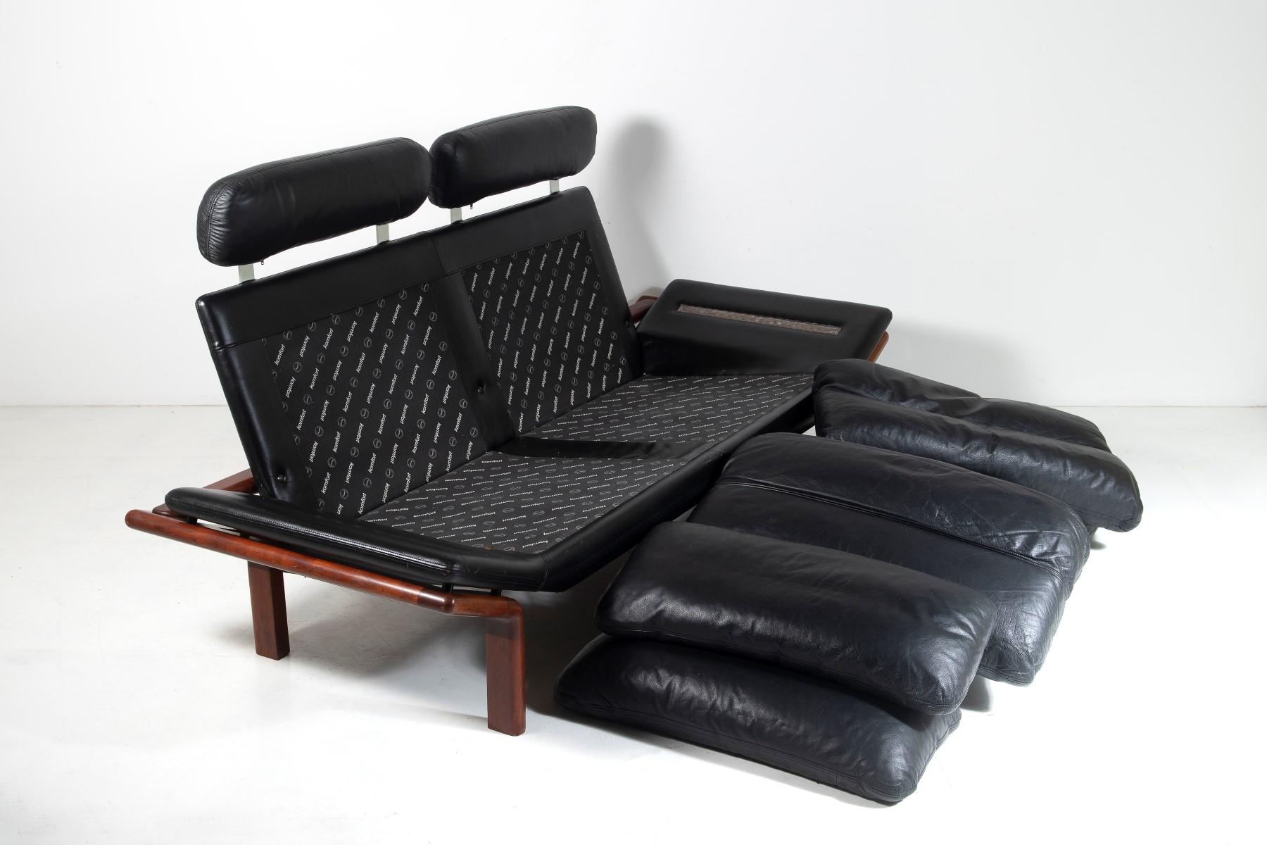 1960-70s Mid-Century Modern Danish Black Leather and Teak Sofa von Komfort (Leder) im Angebot
