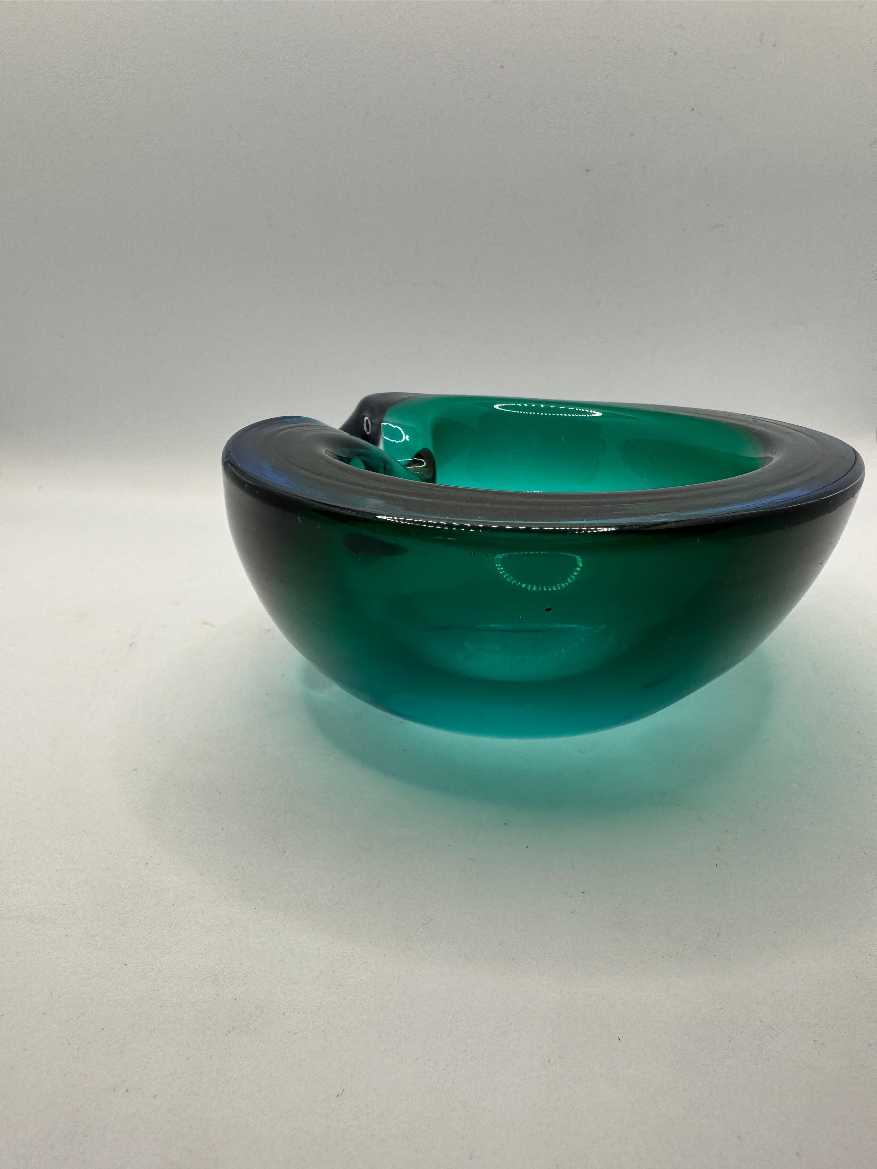 Cendrier en verre vert de Murano des années 1960/70 en vente 4