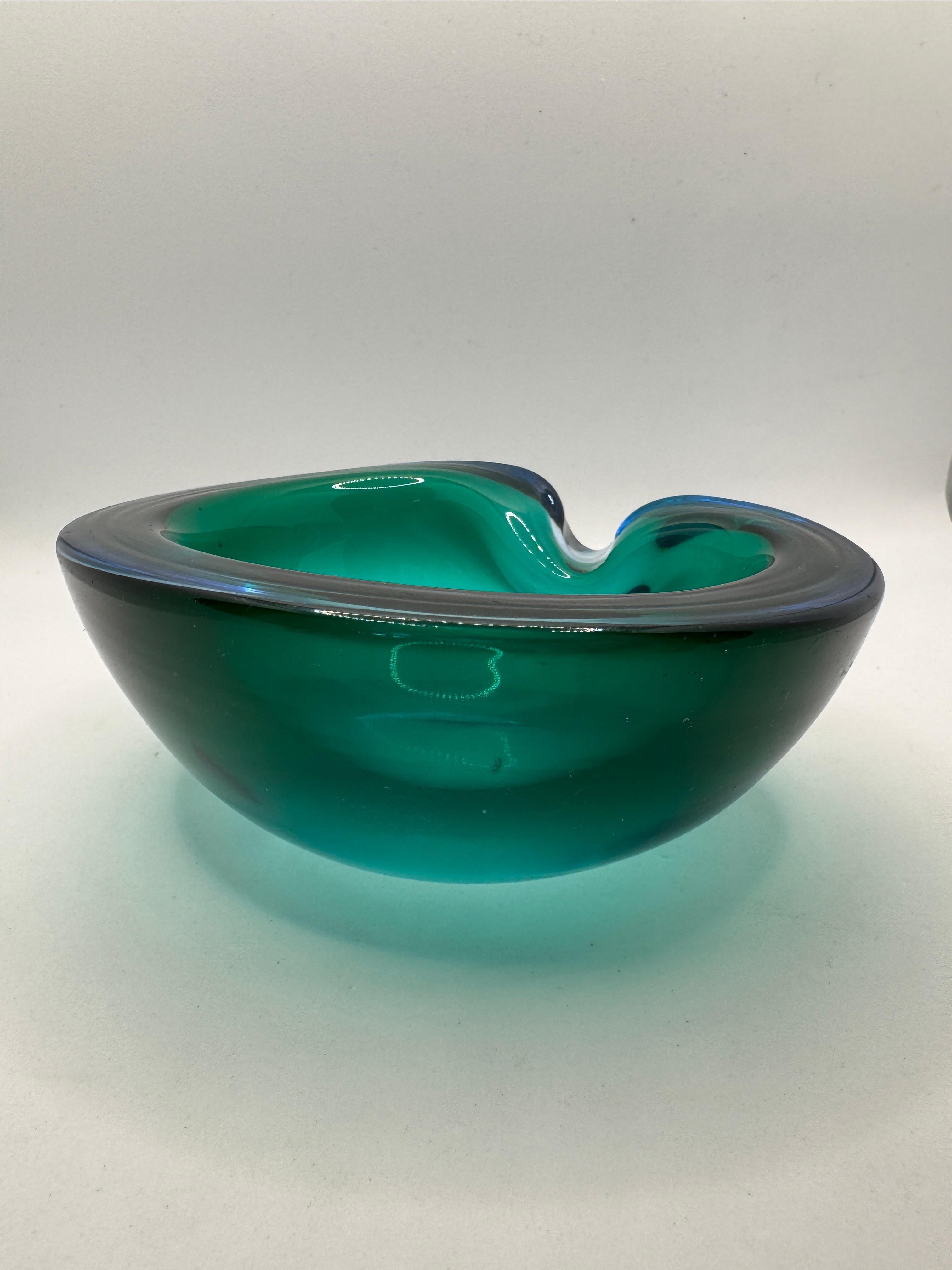 Cendrier en verre vert de Murano des années 1960/70 dans le style de Flavio Poli, reflète une teinte bleue sur le pourtour, poids environ 600 grammes. 