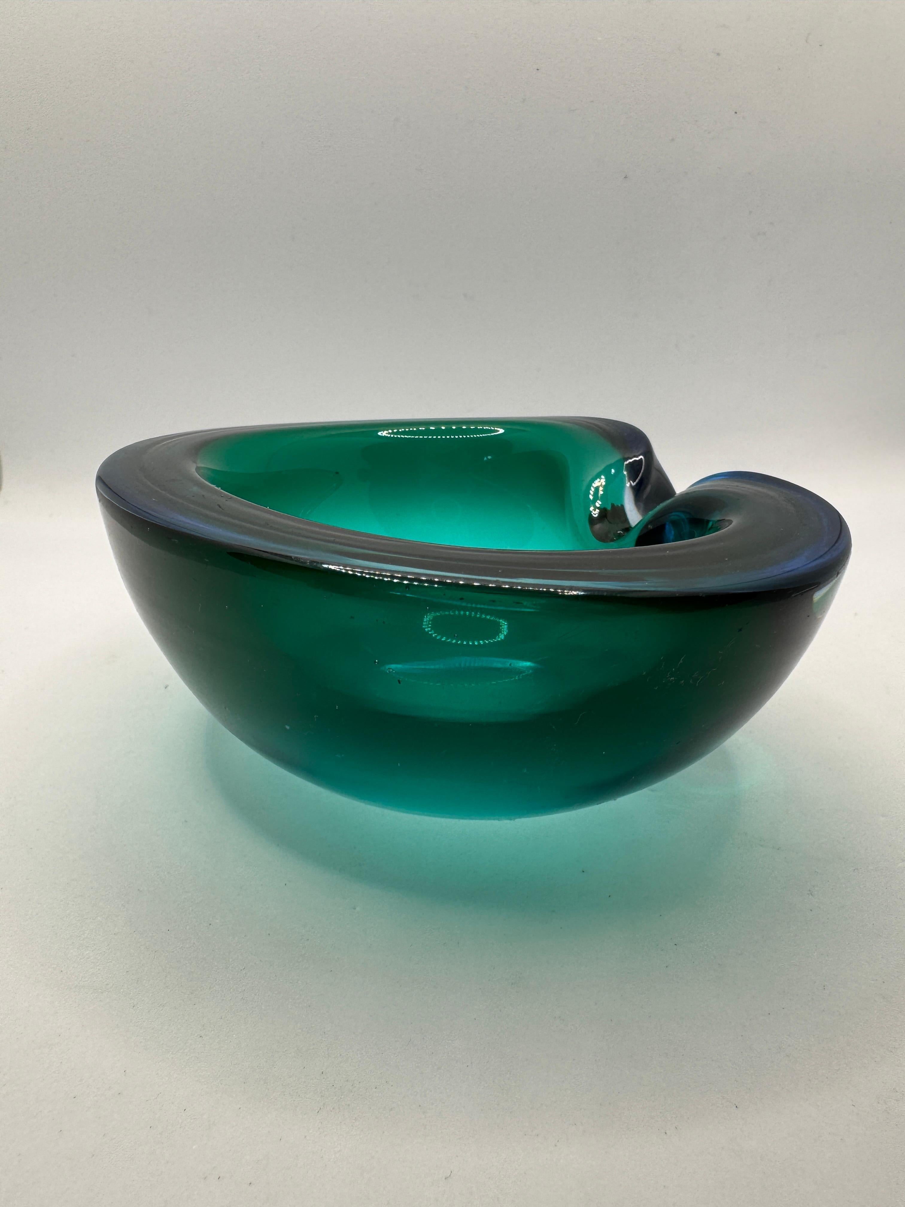 Mid-Century Modern Cendrier en verre vert de Murano des années 1960/70 en vente