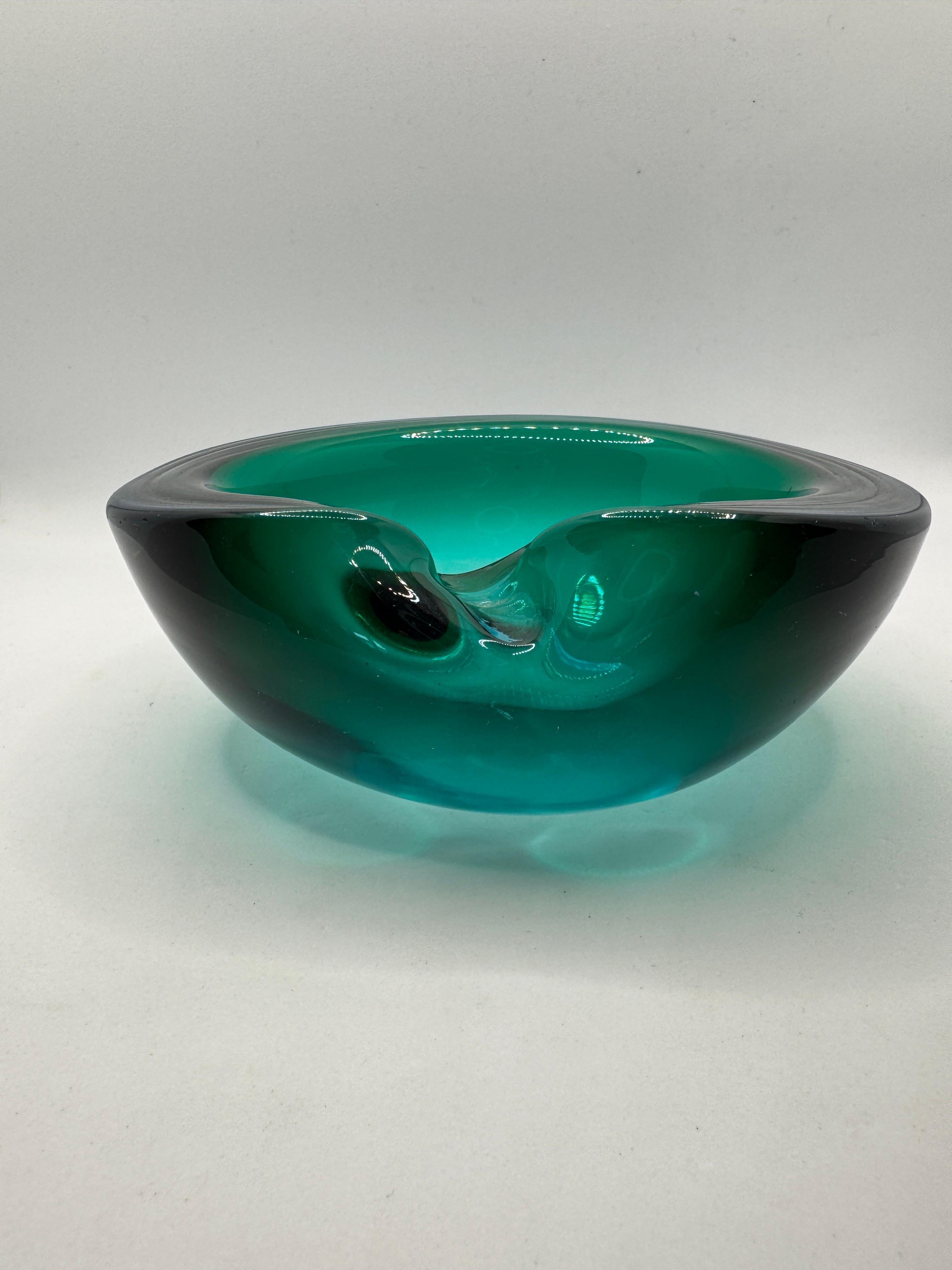 Verre de Murano Cendrier en verre vert de Murano des années 1960/70 en vente