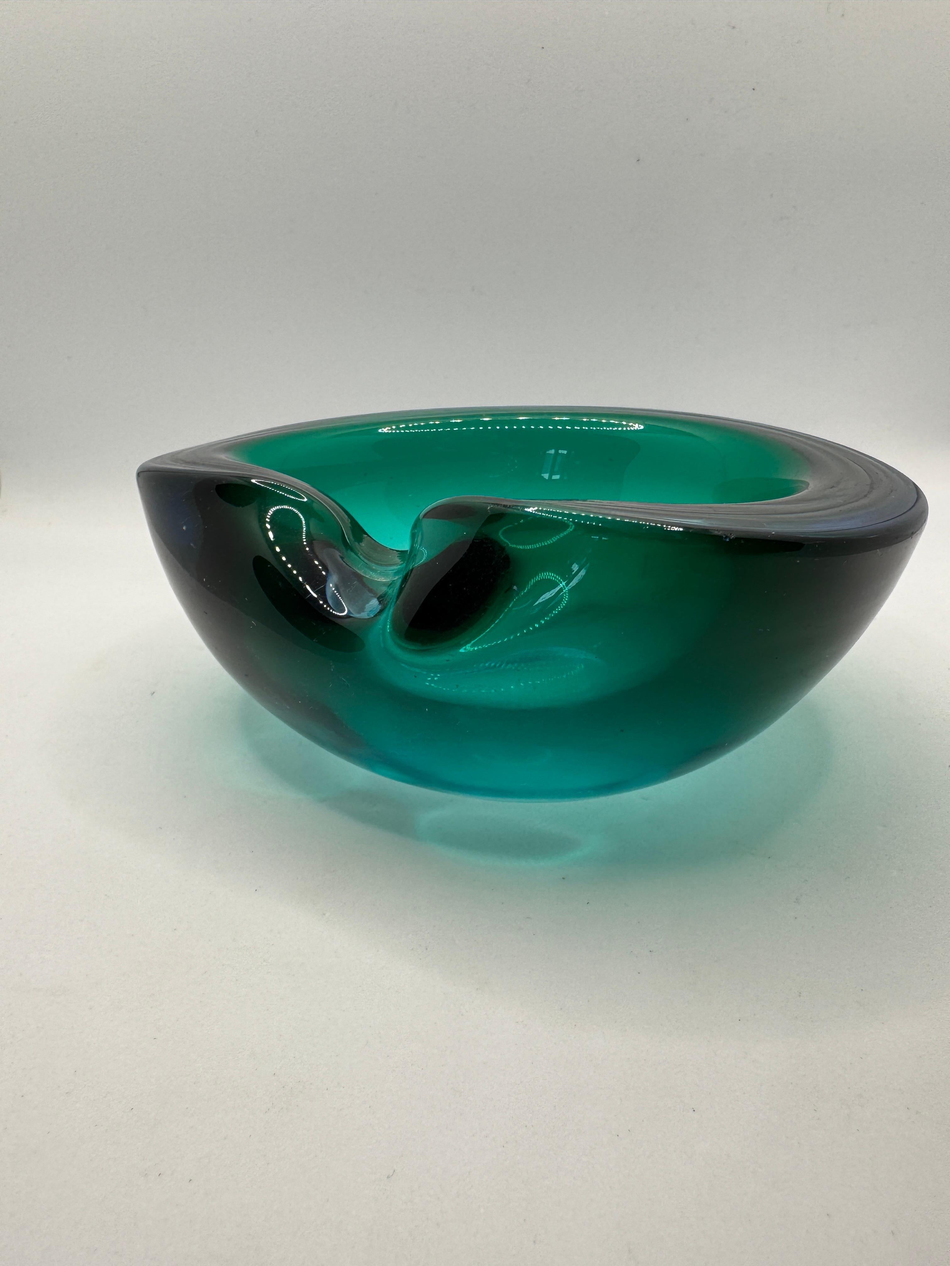 Cendrier en verre vert de Murano des années 1960/70 en vente 1