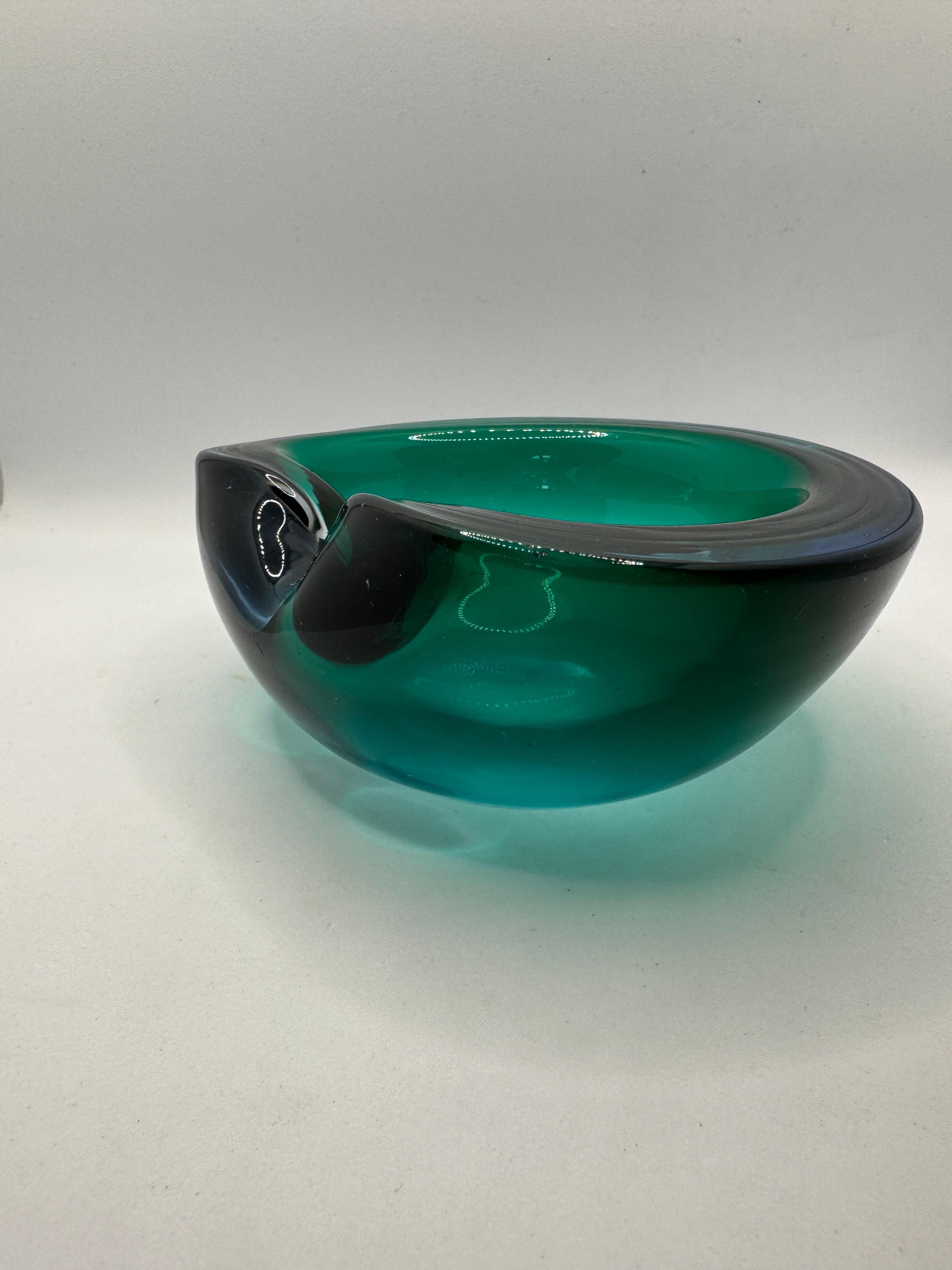 Cendrier en verre vert de Murano des années 1960/70 en vente 2