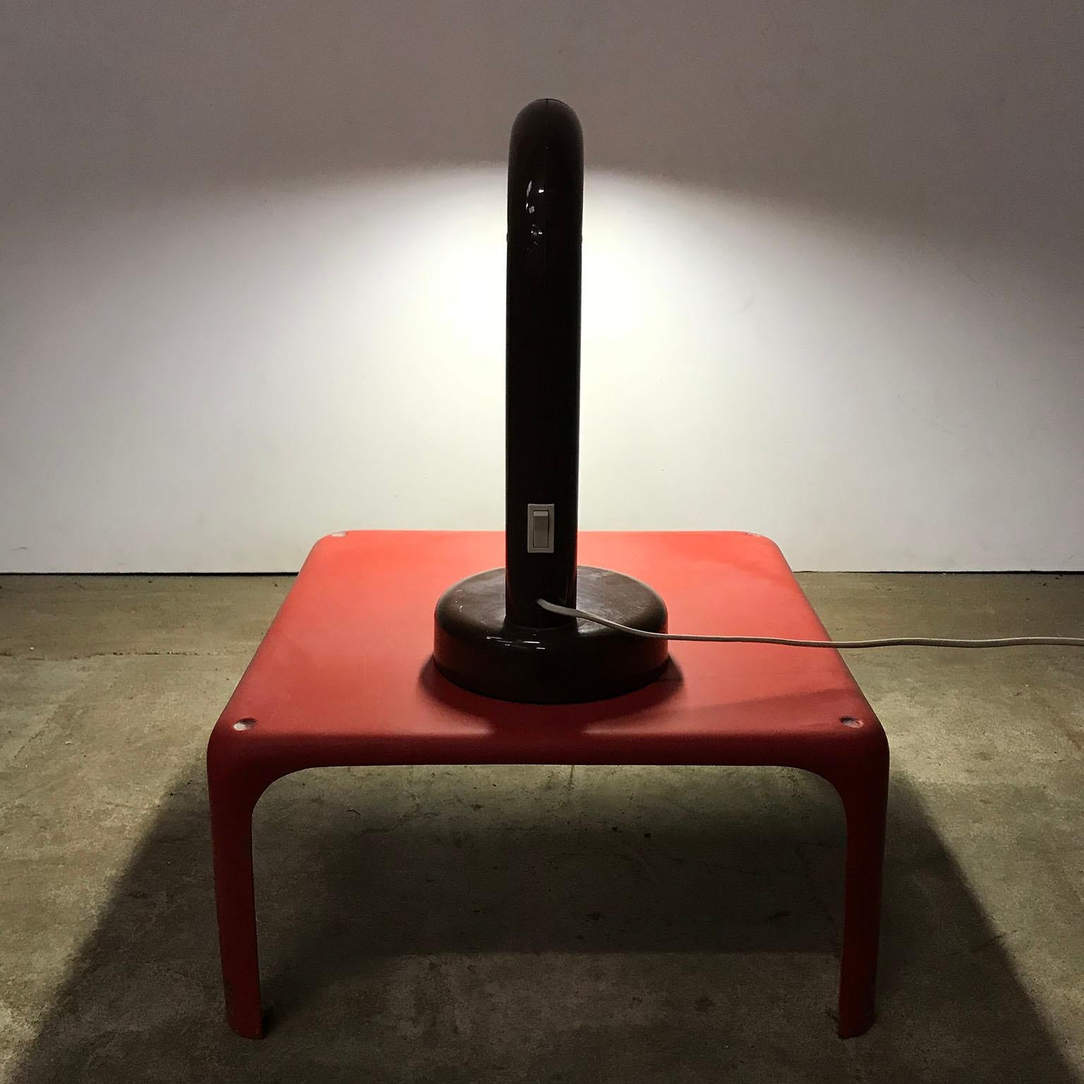 1960, Anders Pehrson per Atelje Lyktan, Svezia, Lampada da tavolo a tubo in plastica marrone in vendita 2
