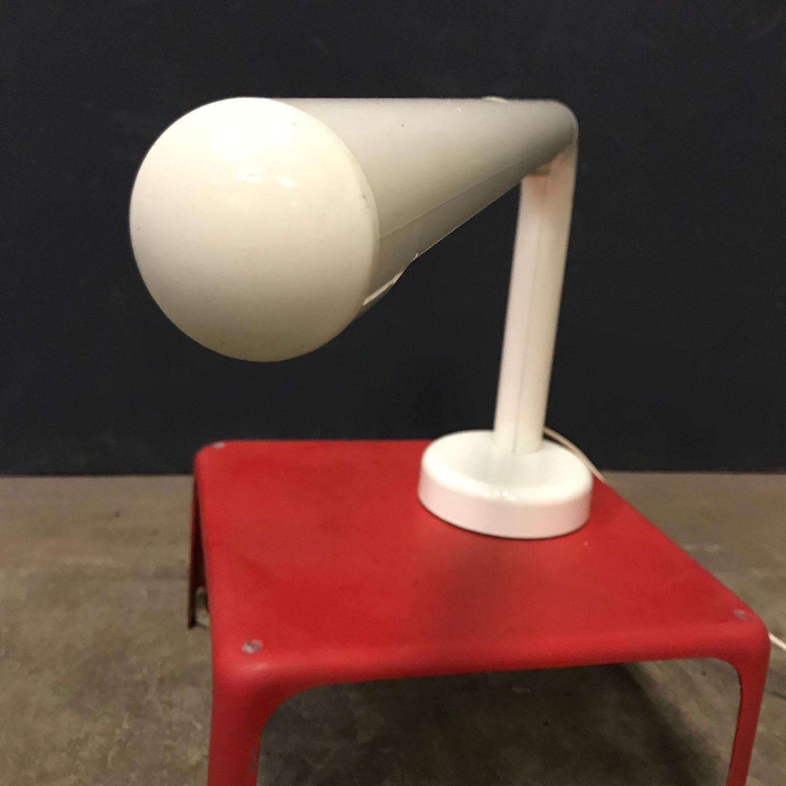Suédois Anders Pehrson pour Atelje Lyktan, Suède, lampe de bureau tube en plastique blanc cassé, 1960 en vente