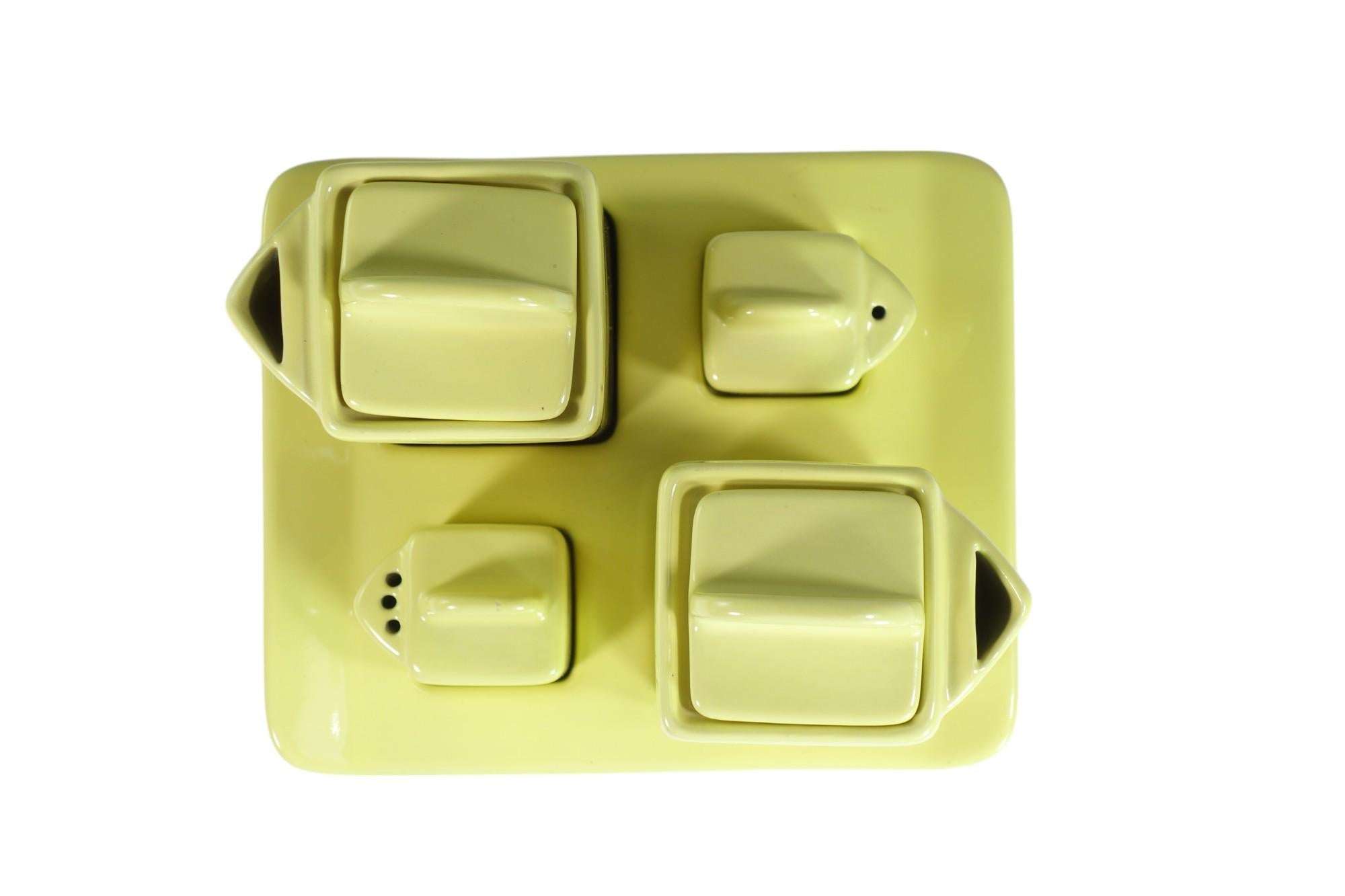 Set de table
Designer Angelo Mangiarotti
Prod. Brambilla
Italie, 1960

Marque de céramique sur le fond
Condiction parfaite 
huile : h 20 x 6 x 6 cm
sel : h 8 x 5 x 4 cm
plateau : h 4 x 20 x 18 cm