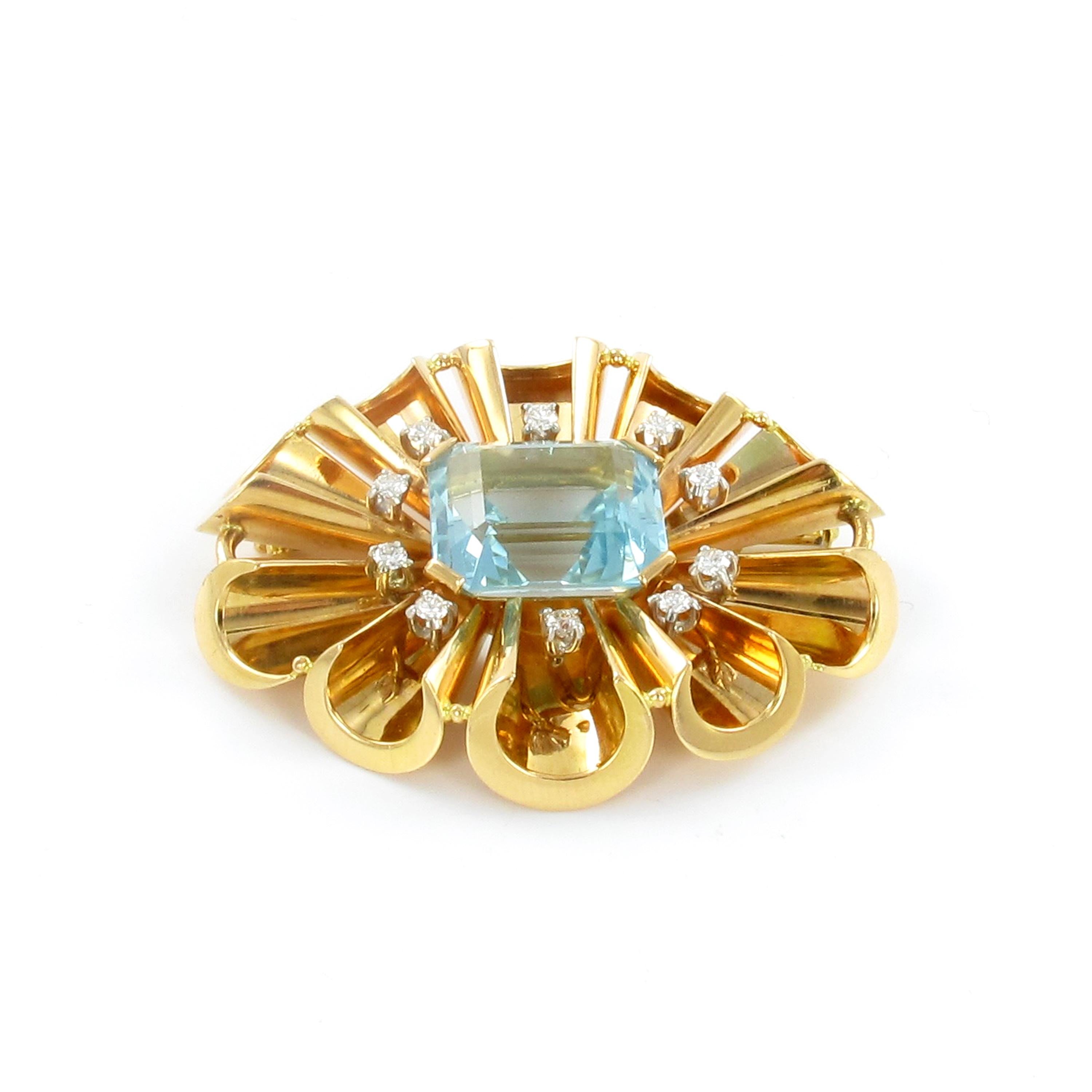 Women's or Men's 1960 Aquamarine and Diamond Pendant/Brooch in Red Gold 750