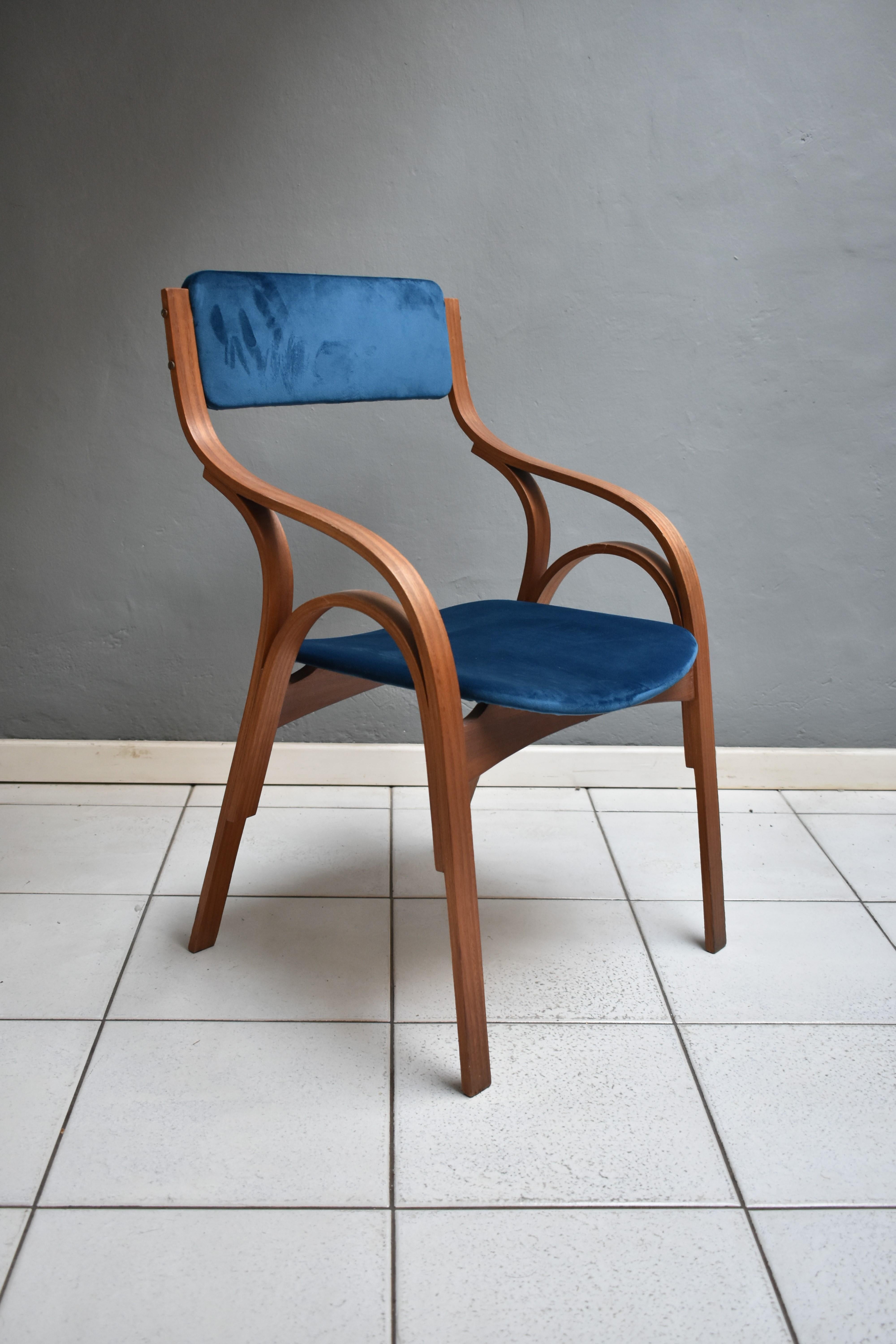 Mid-Century Modern, armchair-chair design by Giotto Stoppino, Lodovico Meneghetti Vittorio Gregotti for Sim
Italian manufacture dating back to the 1960s
Armchair with wooden structure, seat and back in petrol blue velvet.
Very good condition.