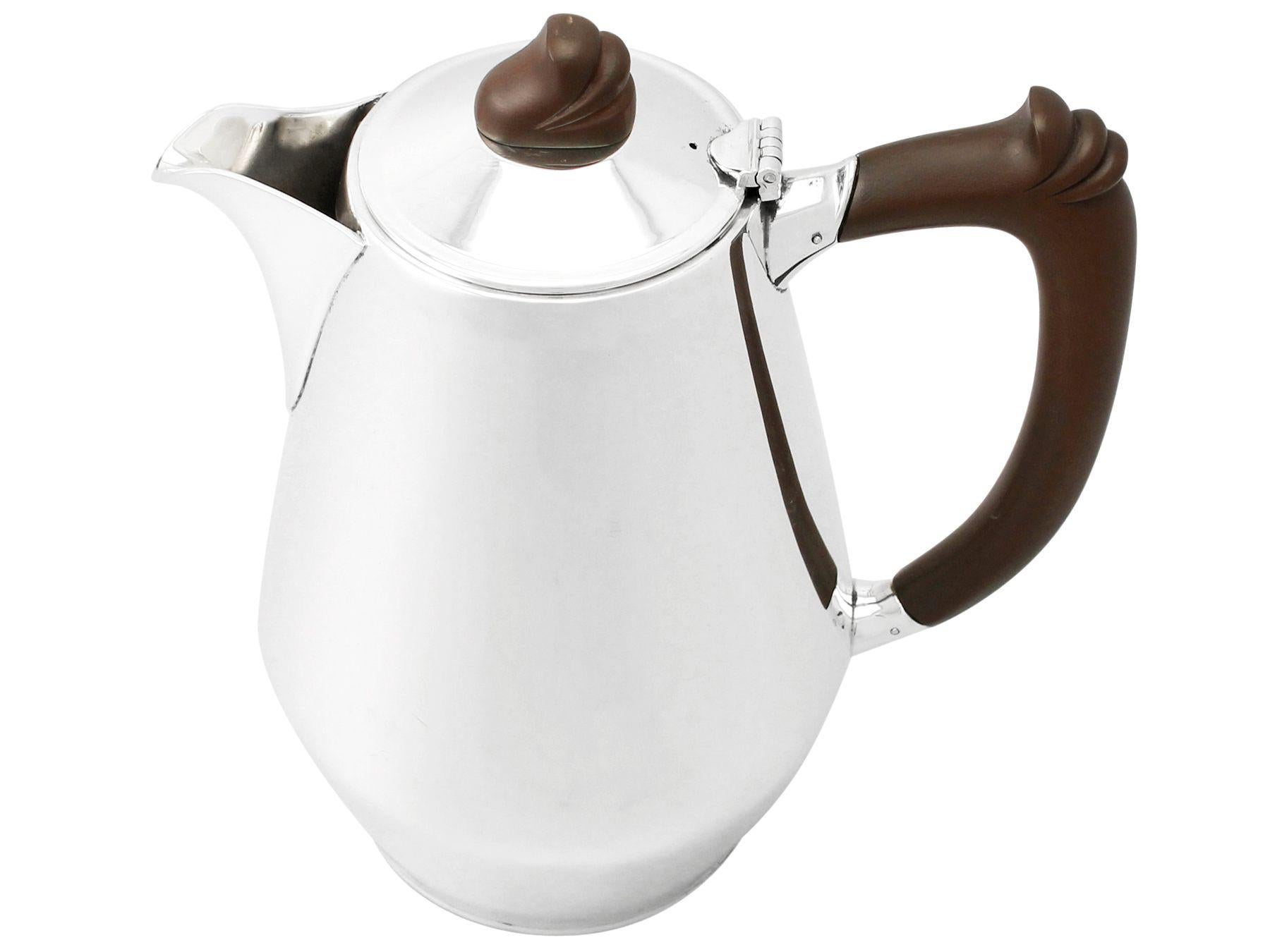 1960 Art Deco Style Sterling Silver Coffee Jug In Excellent Condition For Sale In Jesmond, Newcastle Upon Tyne