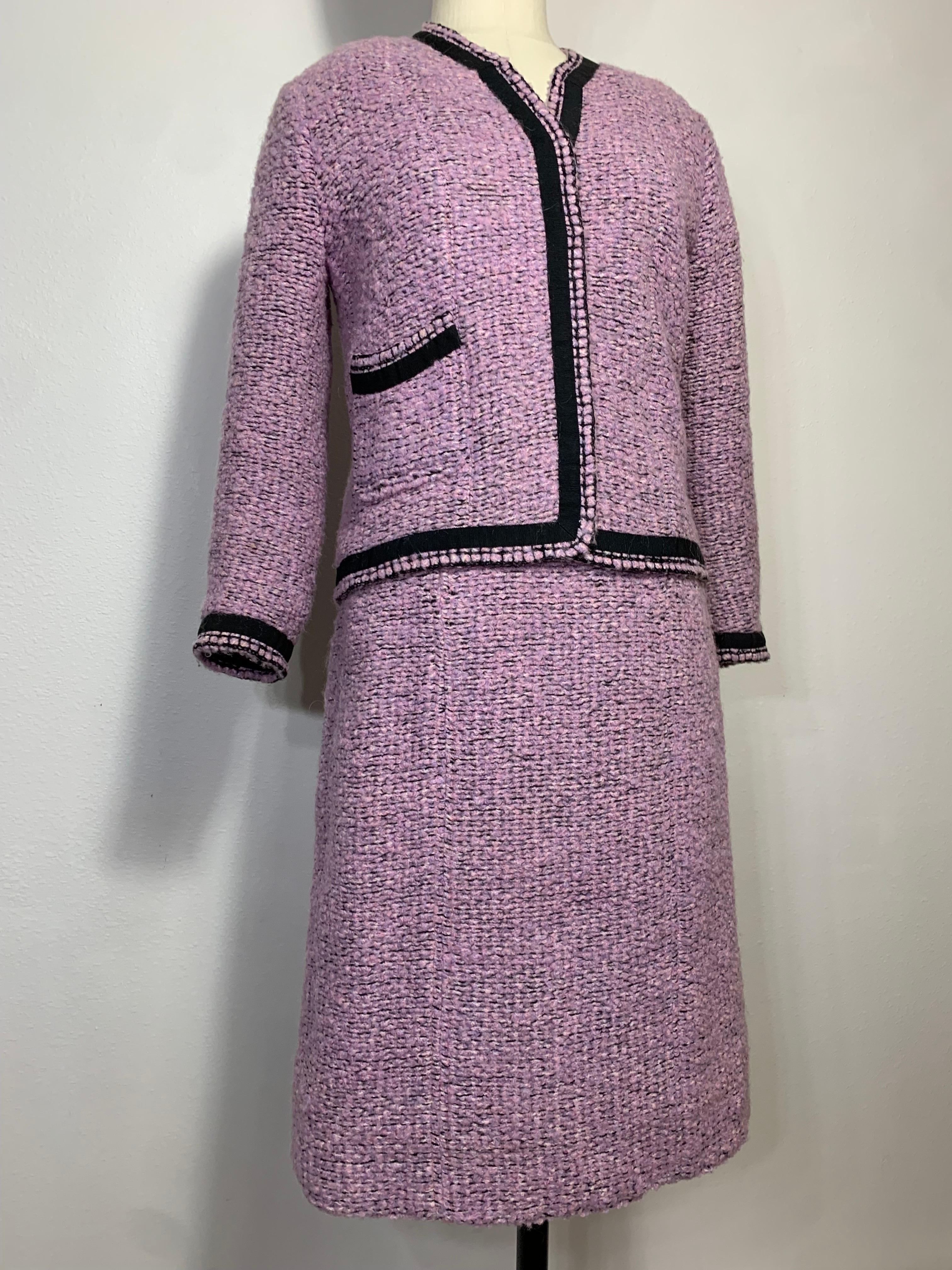 Tailleur jupe en tweed lavande documenté Chanel Haute Couture automne/hiver 1960  en vente 1