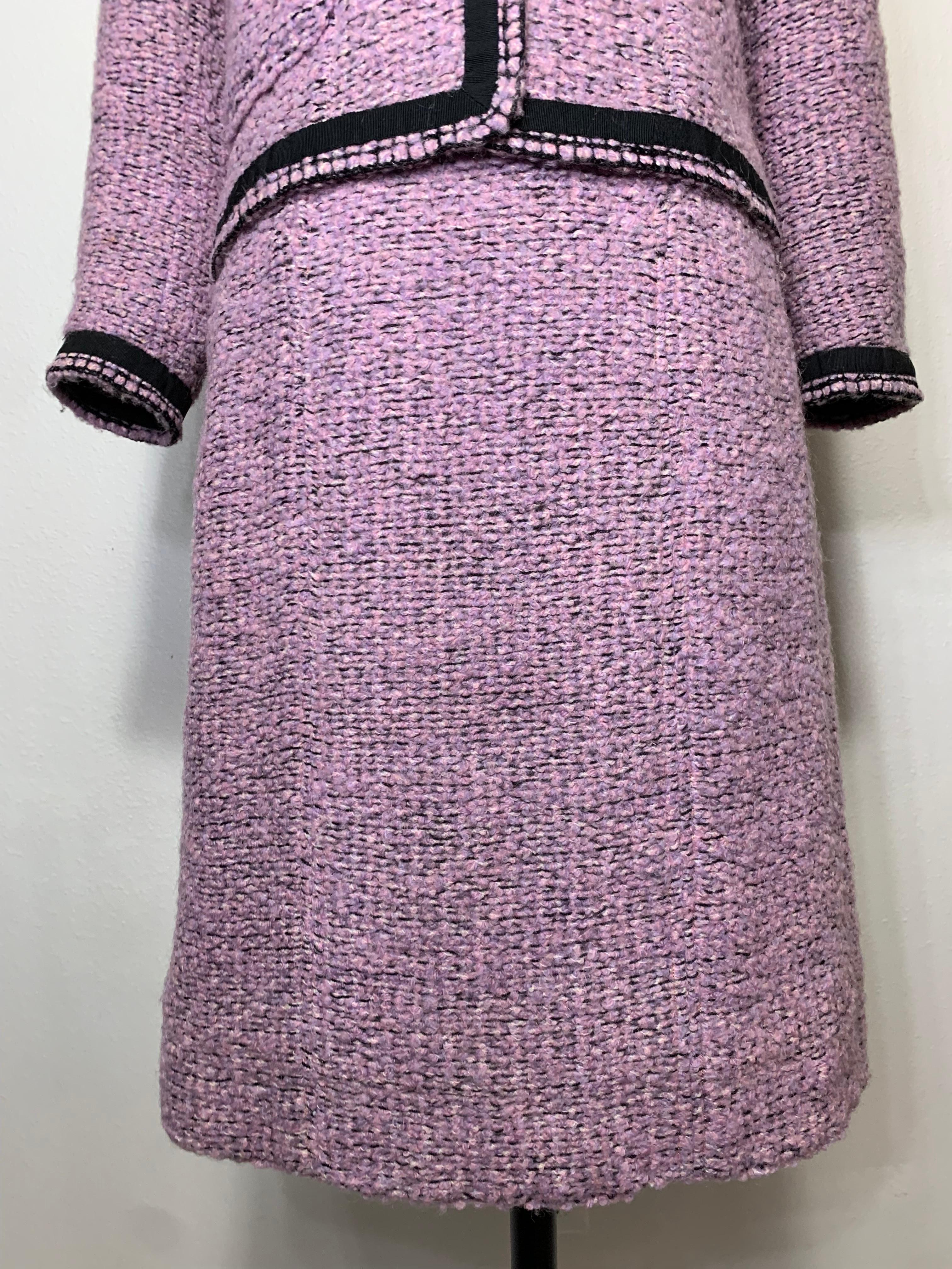 Tailleur jupe en tweed lavande documenté Chanel Haute Couture automne/hiver 1960  en vente 2