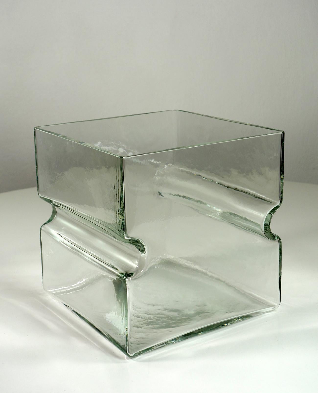 Vase
Barbini
Italien, 1960

Quadratisches klares Muranoglas
Raum-Zeitalter-Design
Perfekte Kondiktion