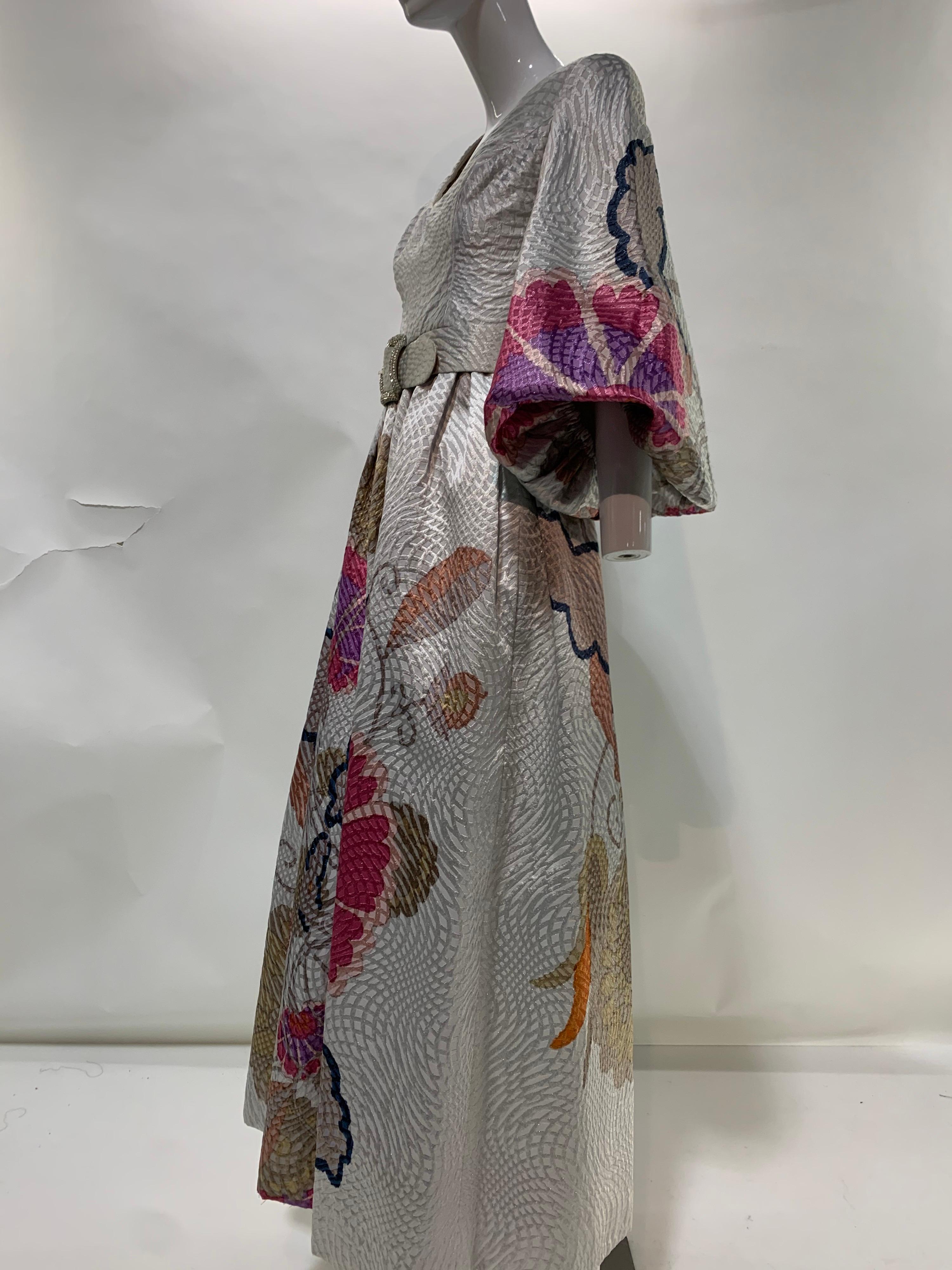 Bill Blass - Robe en brocart argenté à imprimé floral documenté avec ceinture ornée de strass, 1960 en vente 8