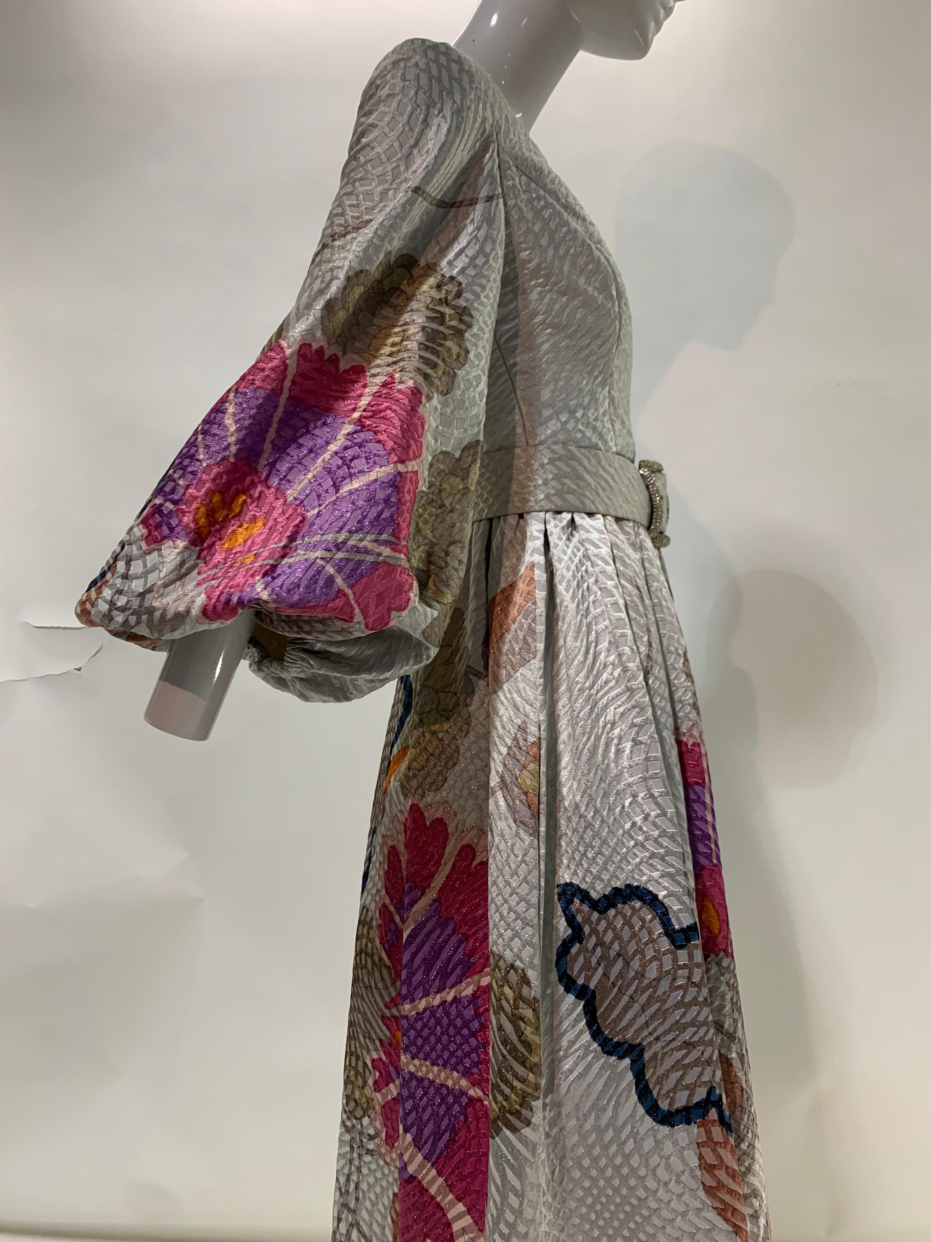 Bill Blass - Robe en brocart argenté à imprimé floral documenté avec ceinture ornée de strass, 1960 en vente 4