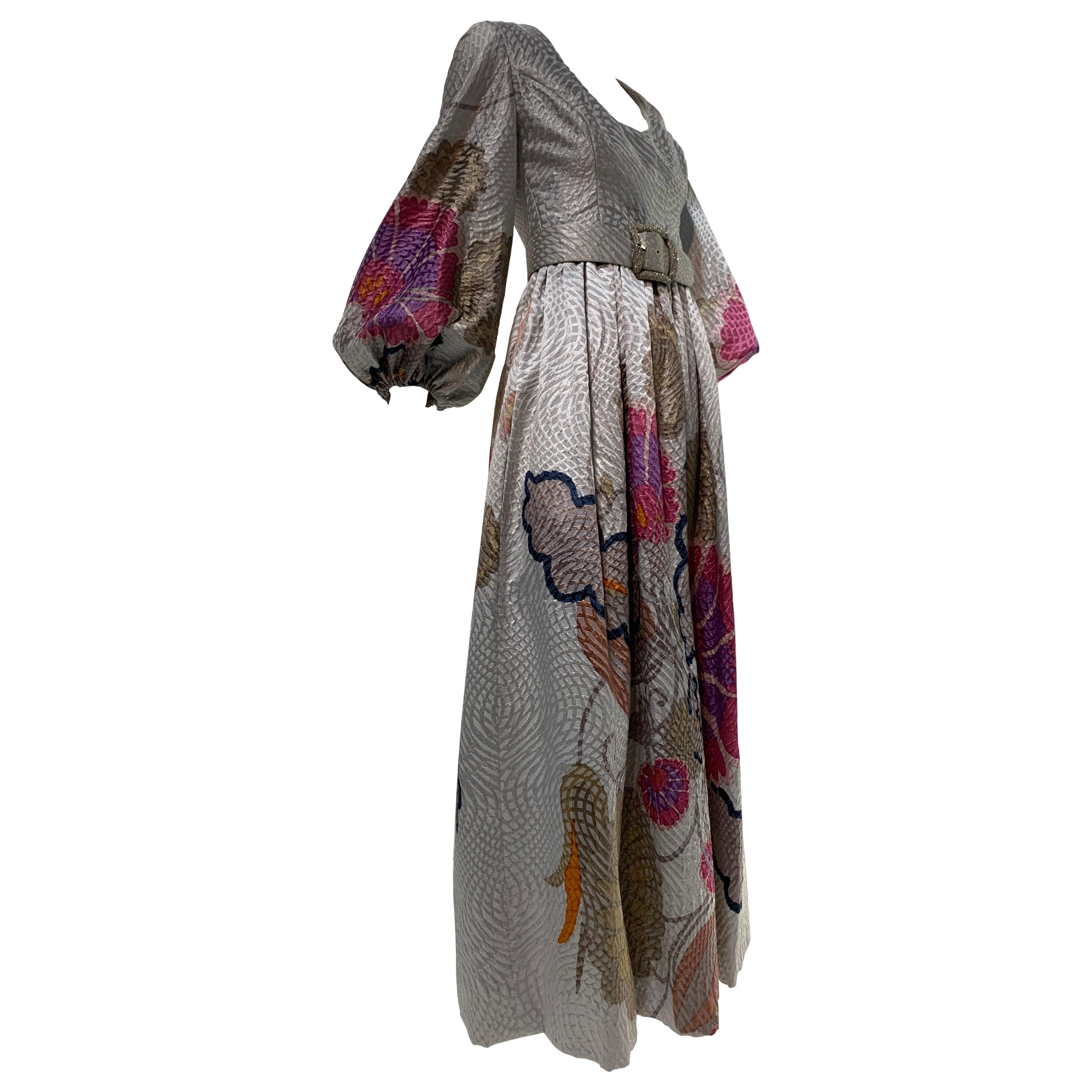 Bill Blass - Robe en brocart argenté à imprimé floral documenté avec ceinture ornée de strass, 1960