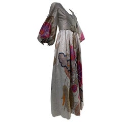Bill Blass - Robe en brocart argenté à imprimé floral documenté avec ceinture ornée de strass, 1960