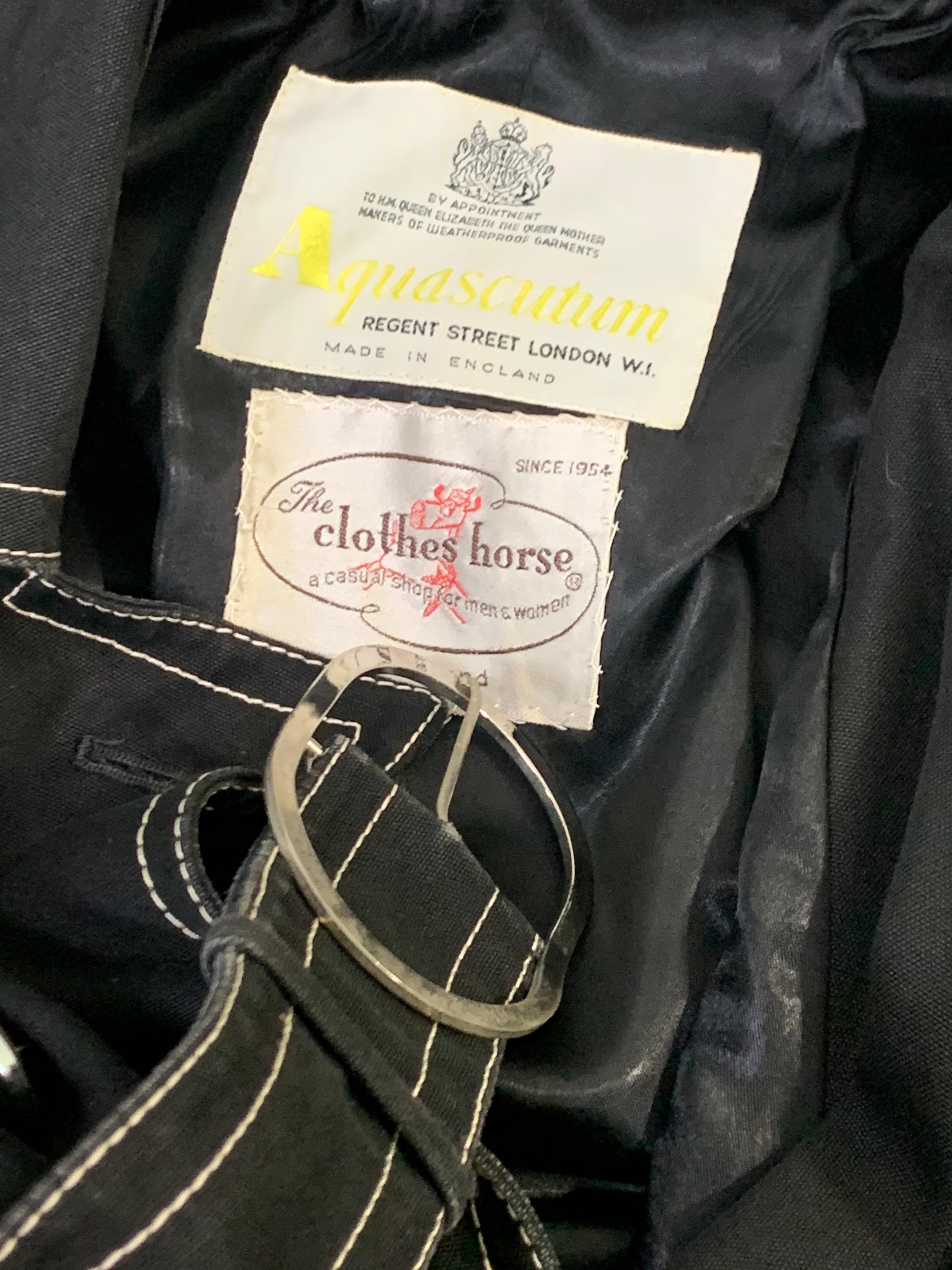 Trenchcoat à ceinture en toile noire avec surpiqûres blanches et boutons Insignia, 1960 en vente 11