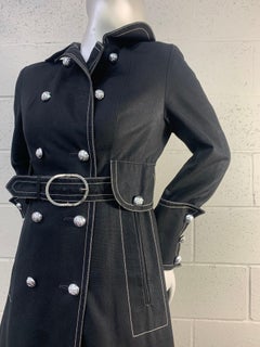Gabardina con cinturón de lona negra de 1960 con pespuntes blancos y botones con insignias