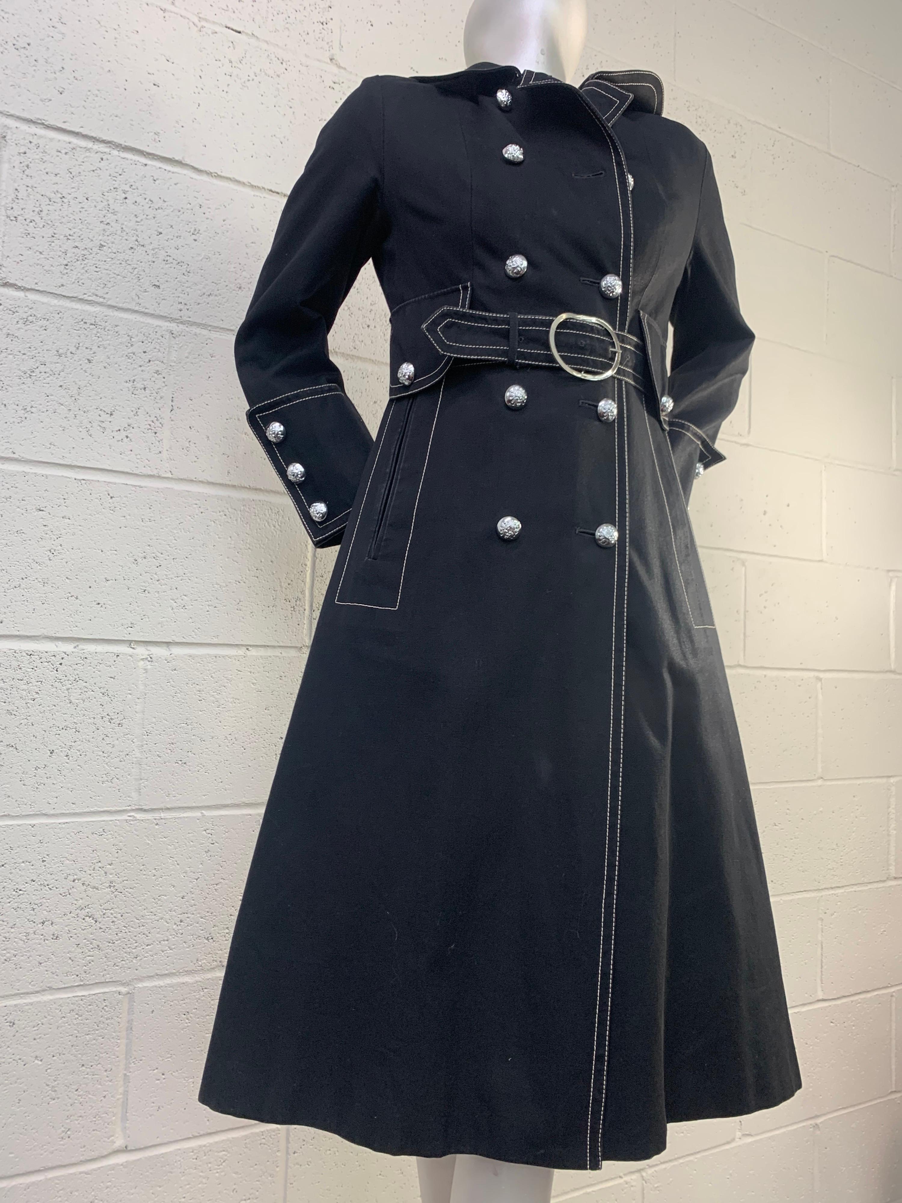 1960 Schwarzer Canvas-Trenchcoat mit Gürtel und weißen Steppnähten und Insignia-Knöpfen Damen im Angebot