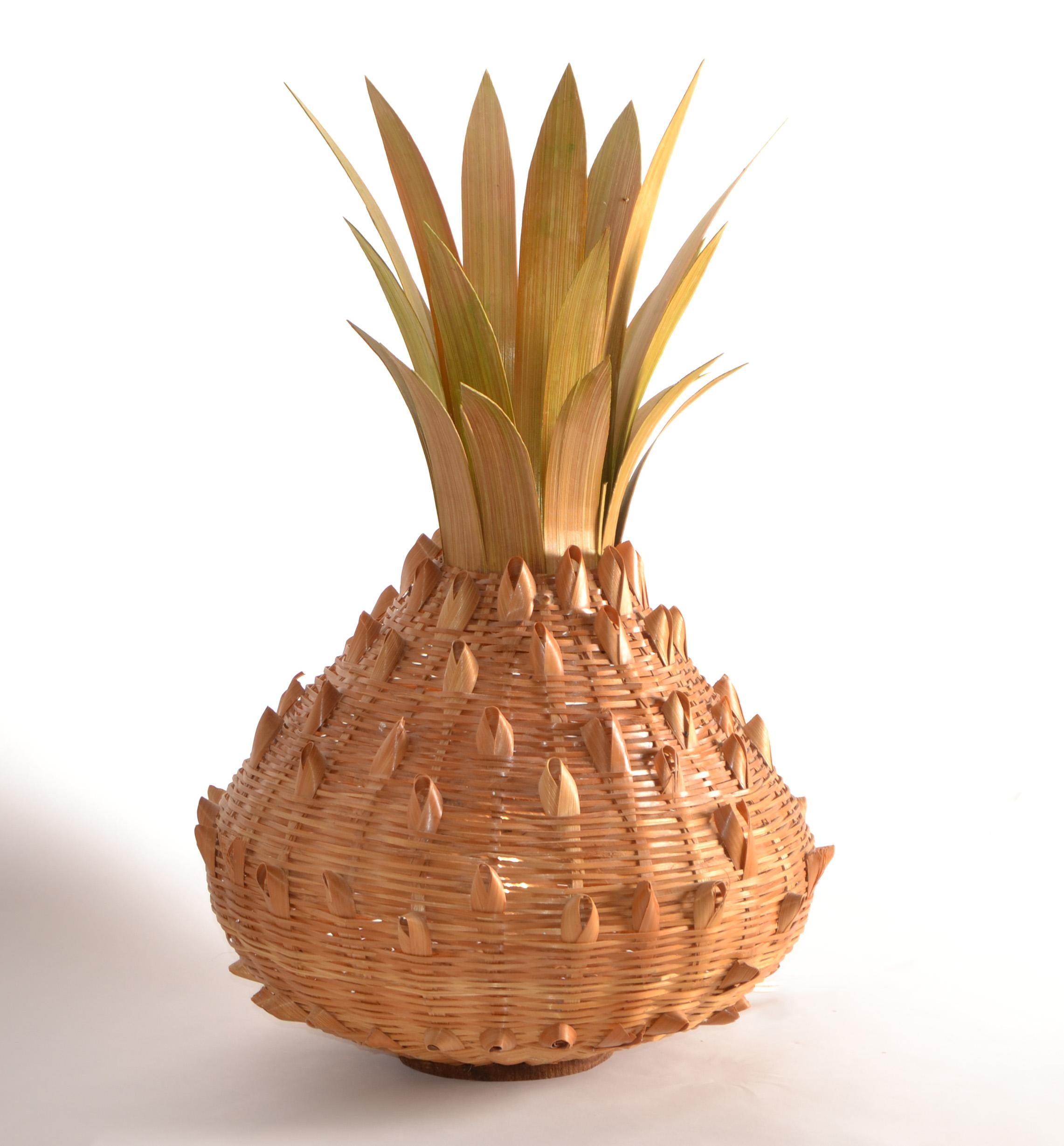 Einzigartige böhmische handgefertigte Rattan, Cane Ananas Form Tischlampe auf einem runden Holzsockel.
In funktionsfähigem Zustand mit einigen Abnutzungserscheinungen und Schäden an der Verkleidung. Es kann 1 normale oder LED-Glühbirne verwendet