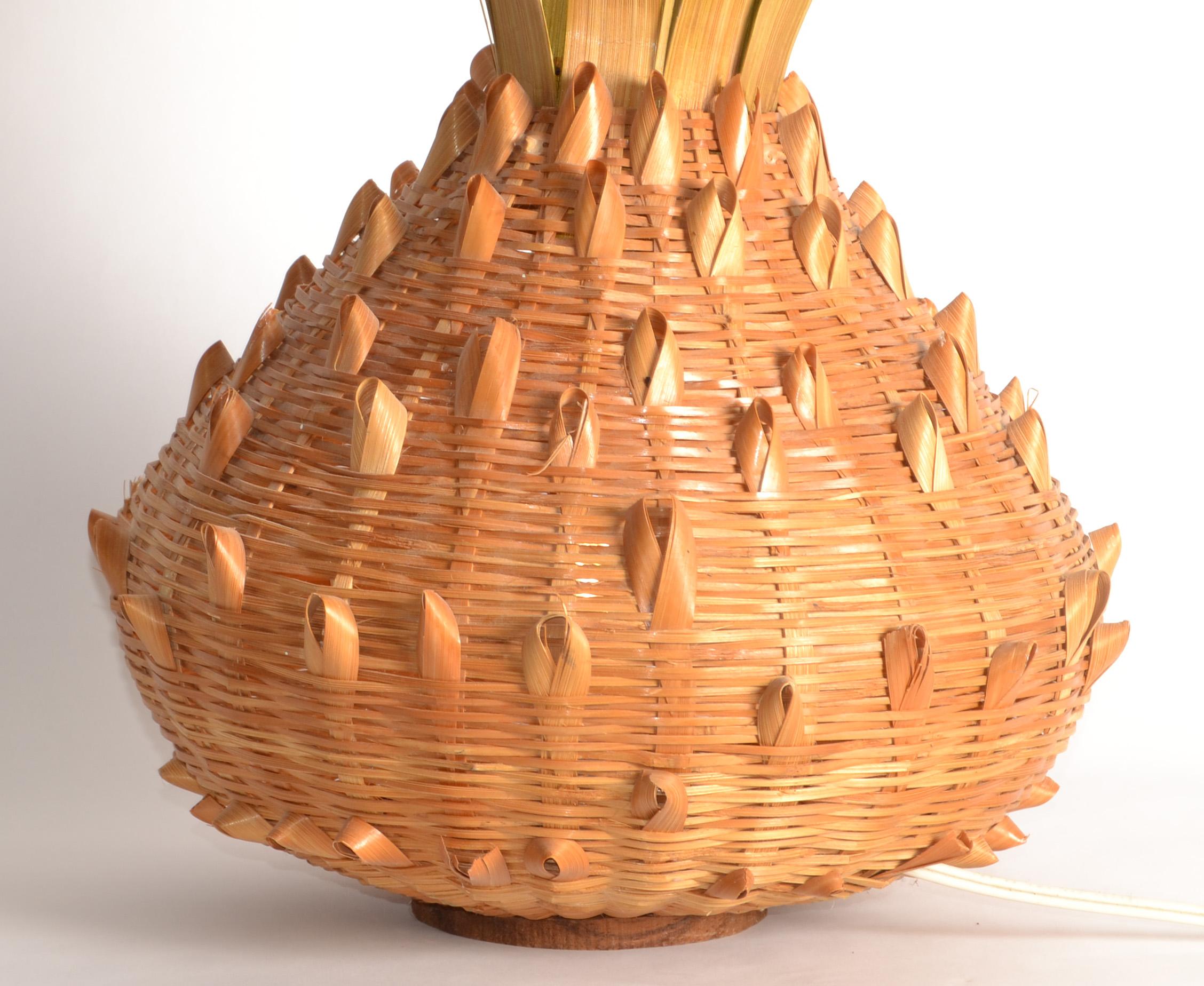 1960 Bohemian Handmade Rattan Cane Wood Pineapple Tischlampe Mid-Century Modern im Zustand „Relativ gut“ im Angebot in Miami, FL