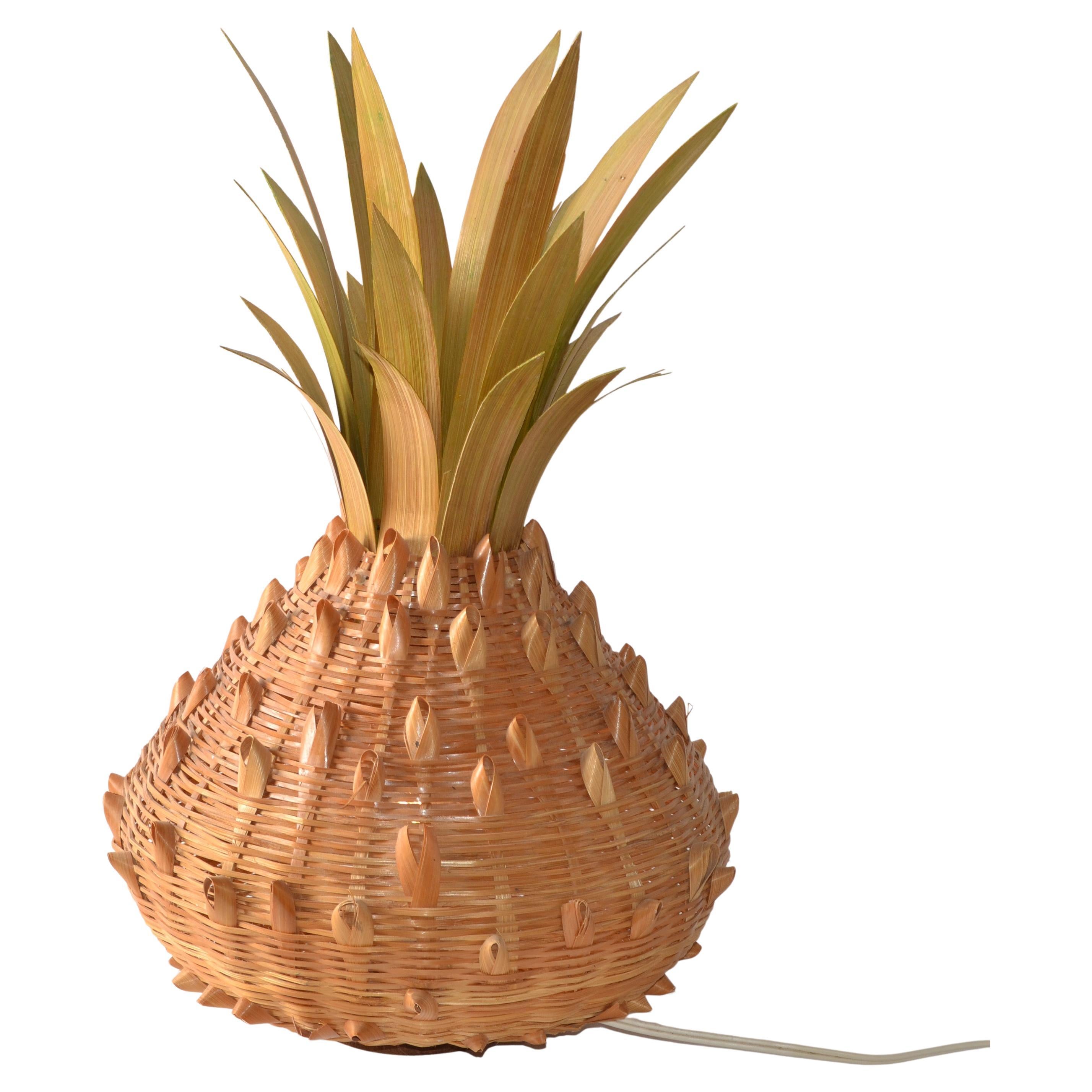 1960 Lampada da tavolo ananas in rattan e legno di canna, fatta a mano, di stile bohémien, metà del secolo scorso.