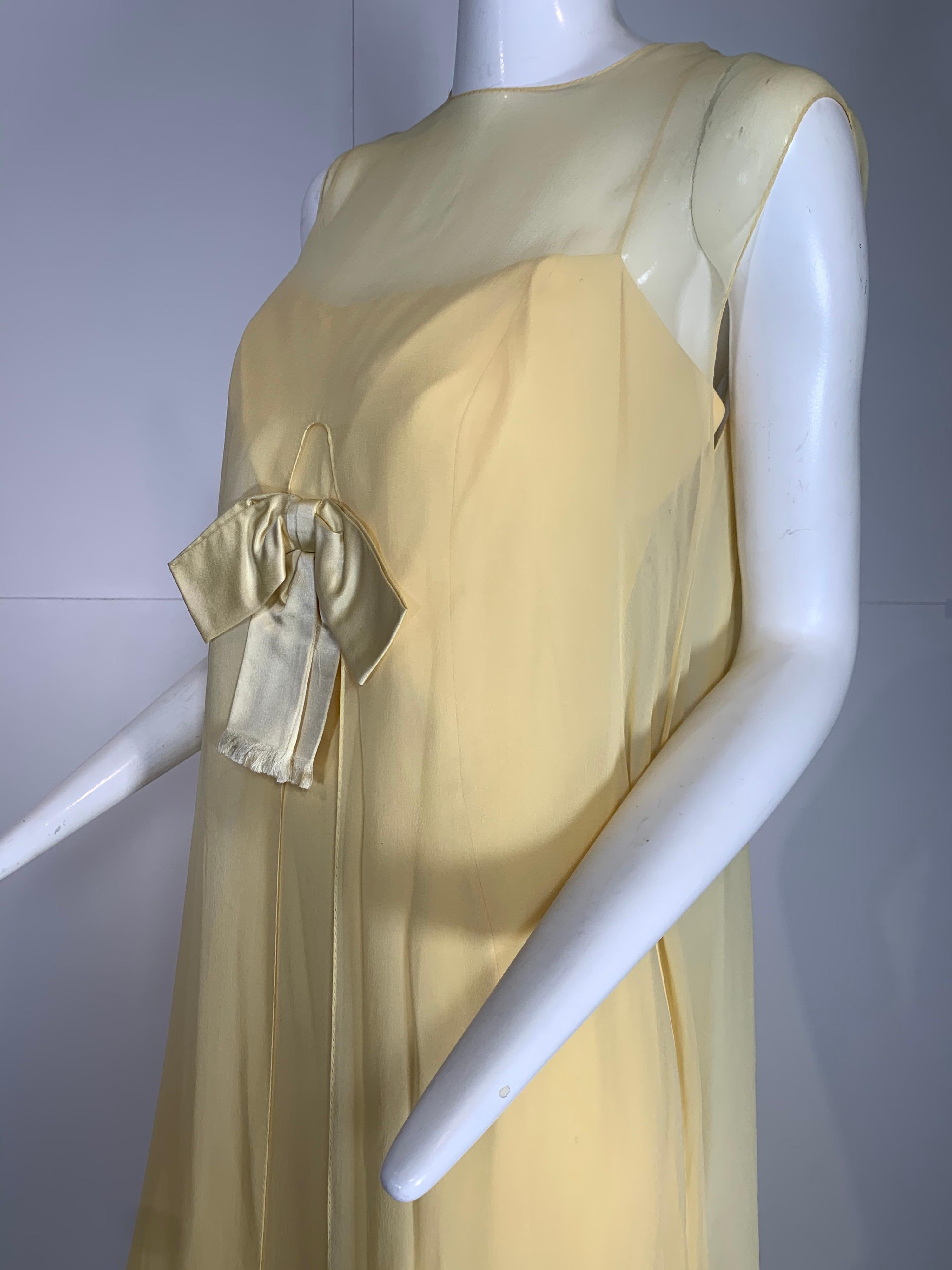 Bonwit Teller Blassgelbes Kleid aus Seidenchiffon mit Säulen und Überzug aus Seide, 1960  (Gelb) im Angebot