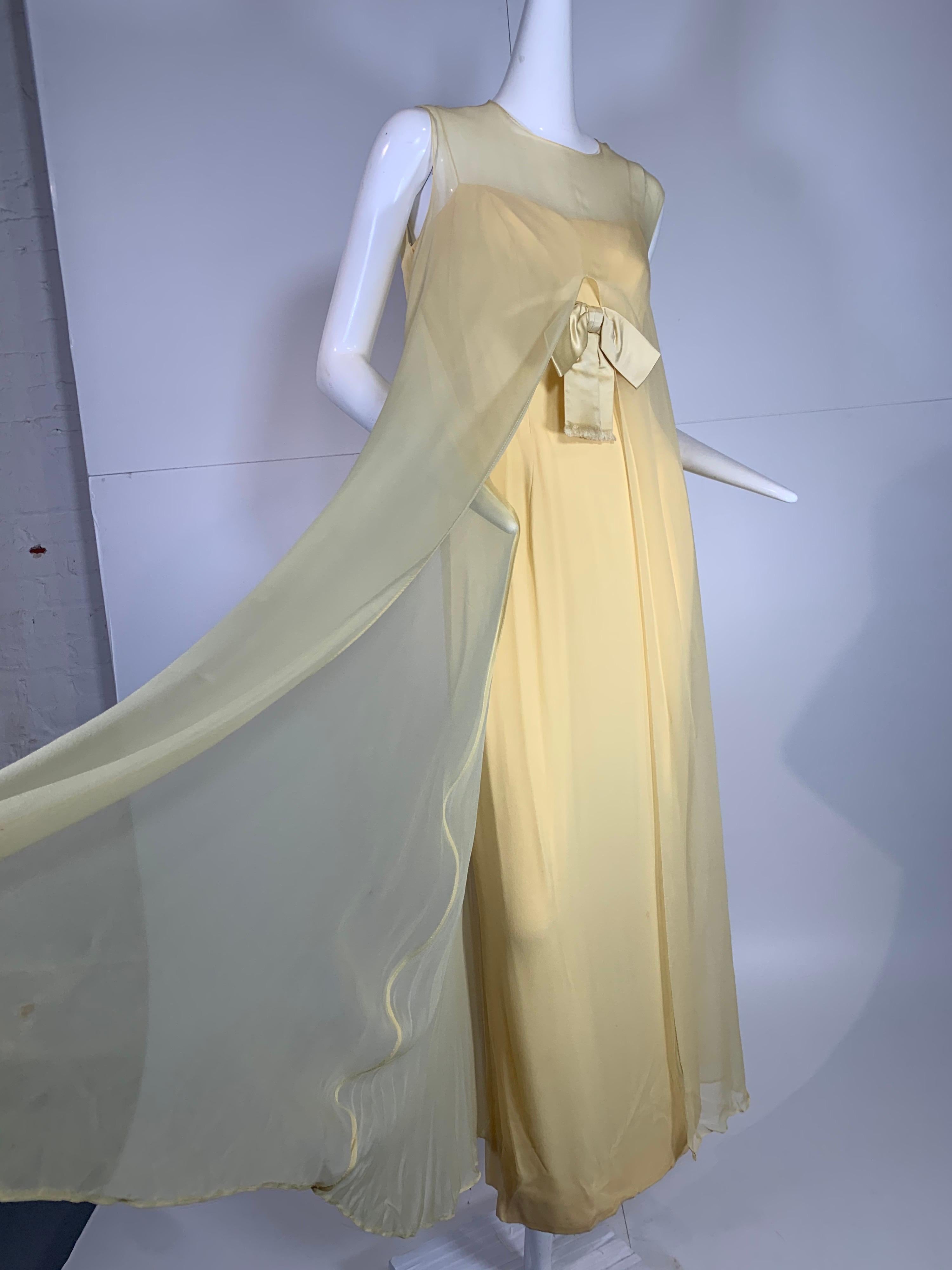 Giallo 1960 BonWIT TELLER Abito in chiffon di seta giallo pallido a colonna e sovrapposto