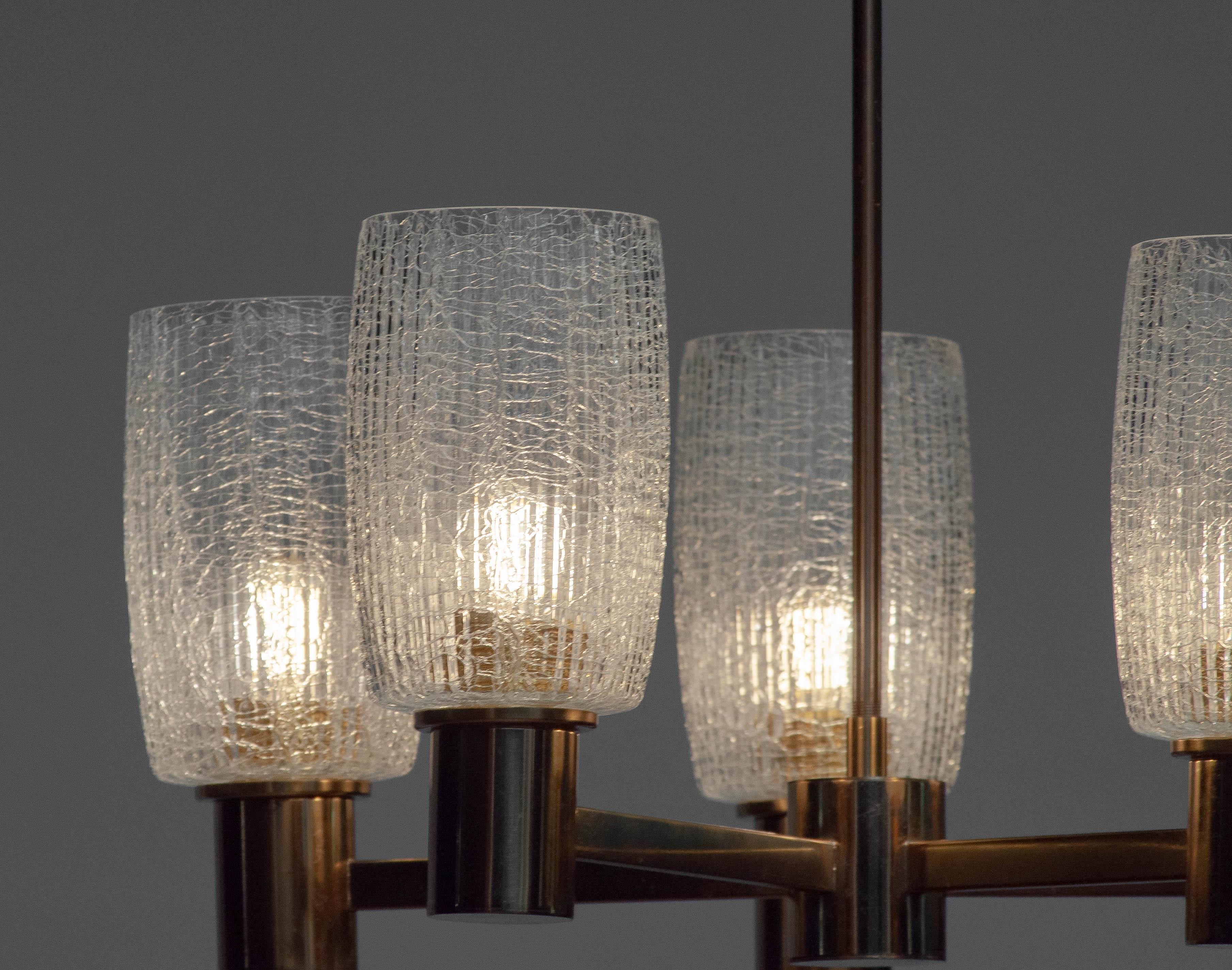 Mid-Century moderno Lampadario in ottone del 1960 con cinque grandi vasi in vetro crepato trasparente di Doria in vendita