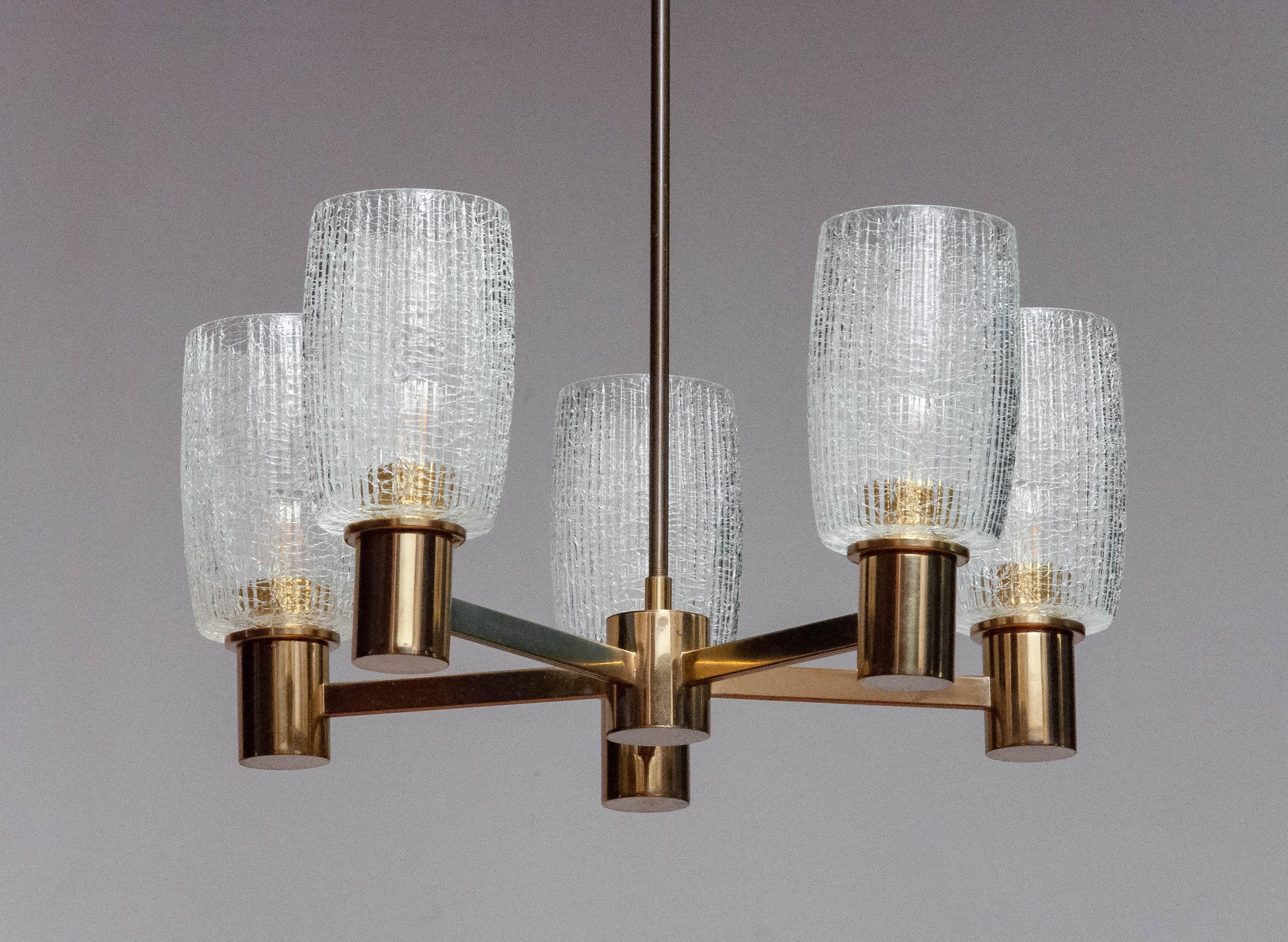 Lampadario in ottone del 1960 con cinque grandi vasi in vetro crepato trasparente di Doria In condizioni buone in vendita a Silvolde, Gelderland