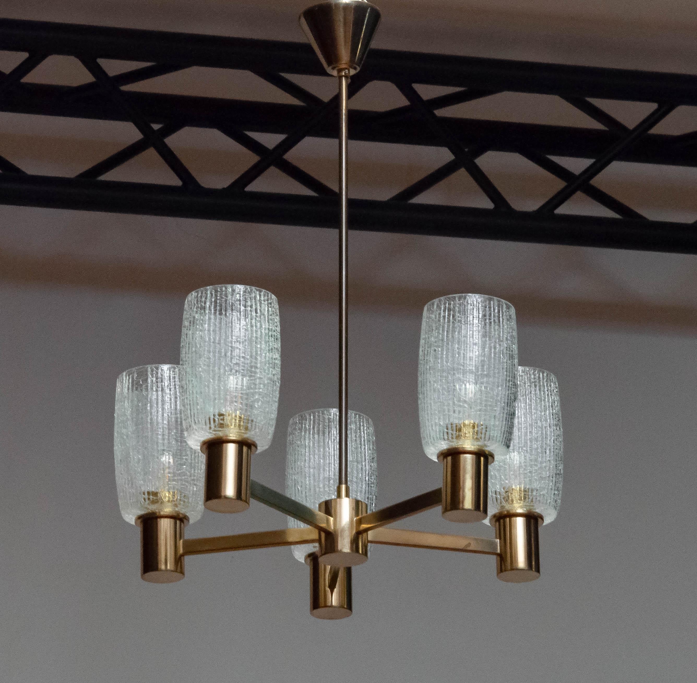 Metà XX secolo Lampadario in ottone del 1960 con cinque grandi vasi in vetro crepato trasparente di Doria in vendita