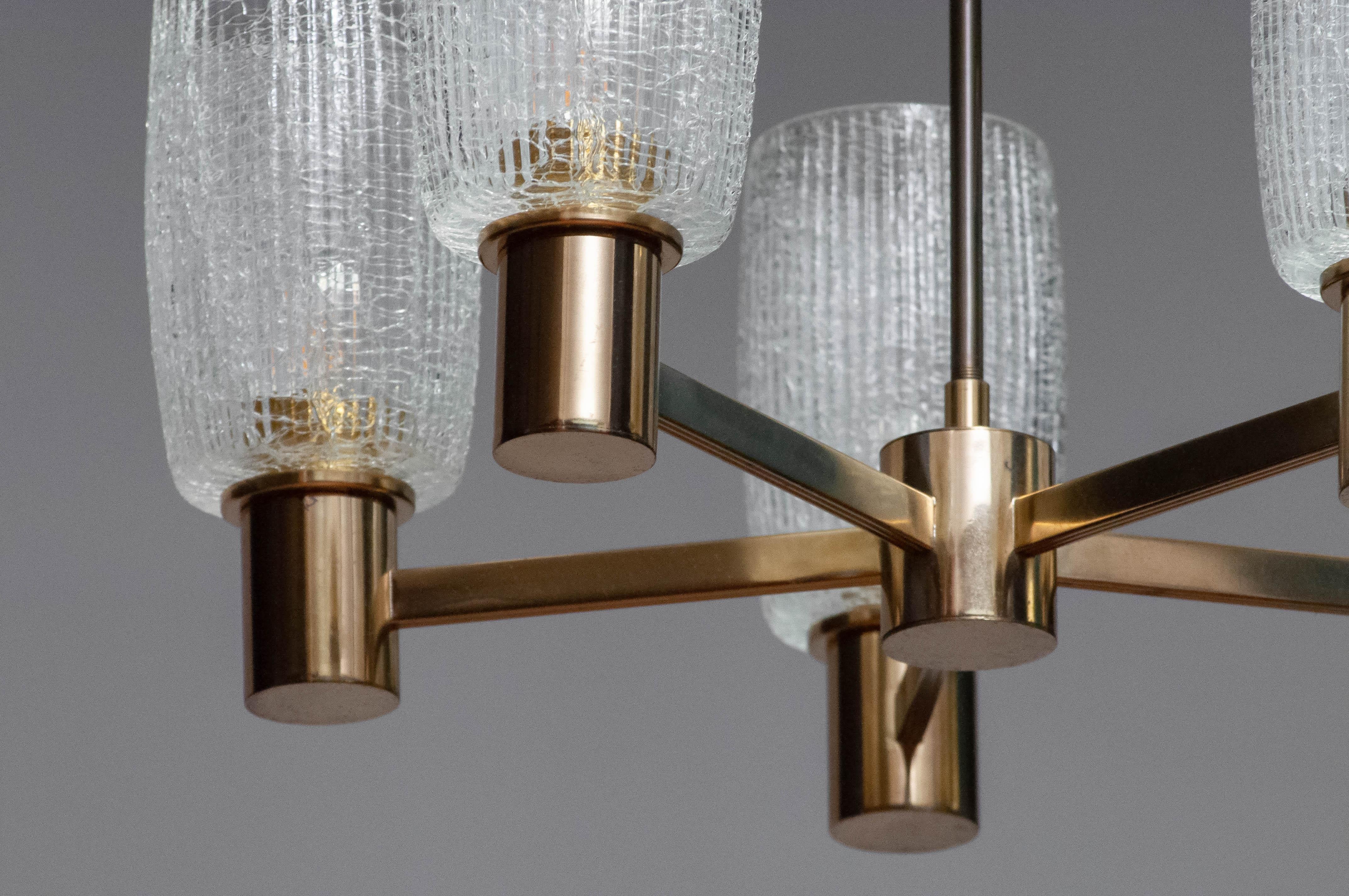 Ottone Lampadario in ottone del 1960 con cinque grandi vasi in vetro crepato trasparente di Doria in vendita