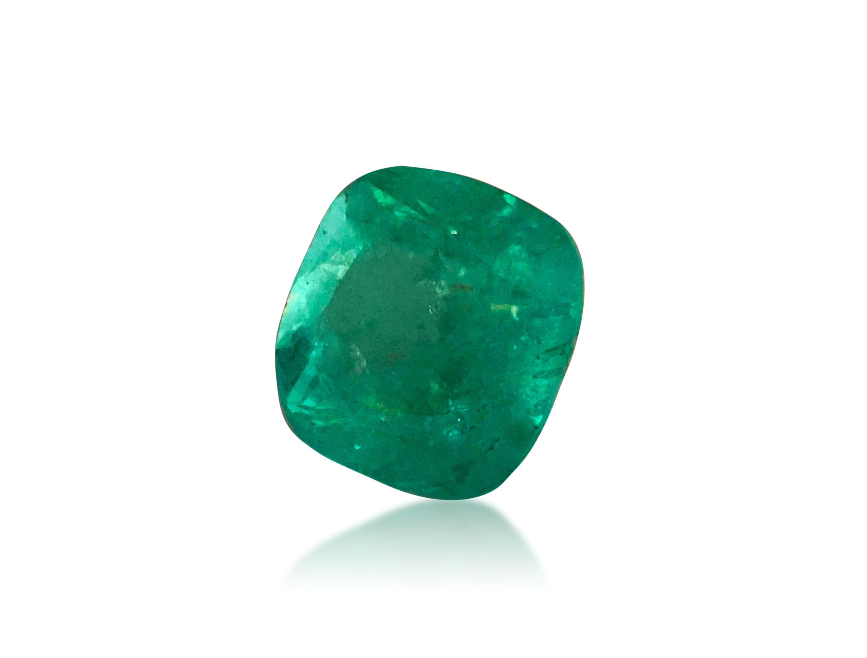 Dieser prächtige lose Smaragd mit einem bemerkenswerten Gewicht von 19,60 Karat hat einen atemberaubenden Kissenschliff und misst 6,20 x 5,80 mm. Mit seiner tiefen Farbe und seinem intensiven Grünton weist dieser natürliche, in der Erde abgebaute