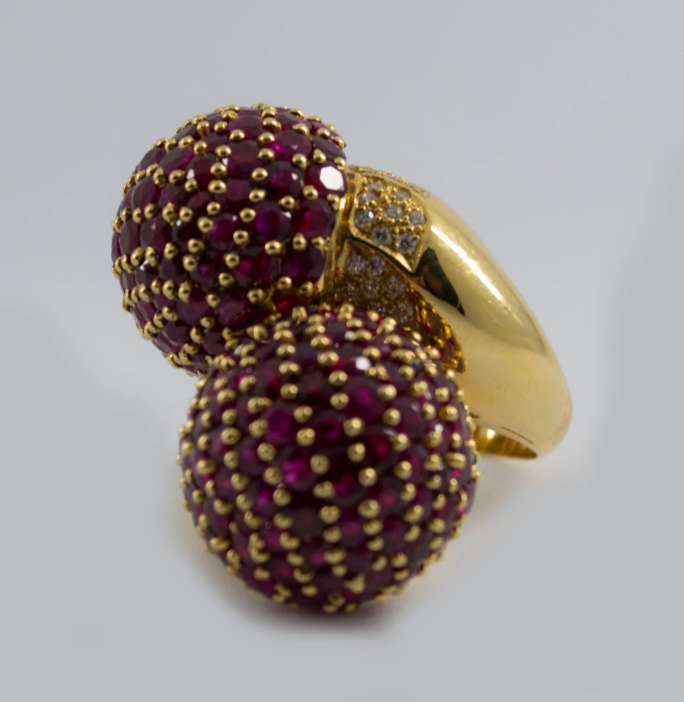 19.60 Carat Ruby White Diamond Yellow Gold Cocktail Ring In New Condition In Naples, IT