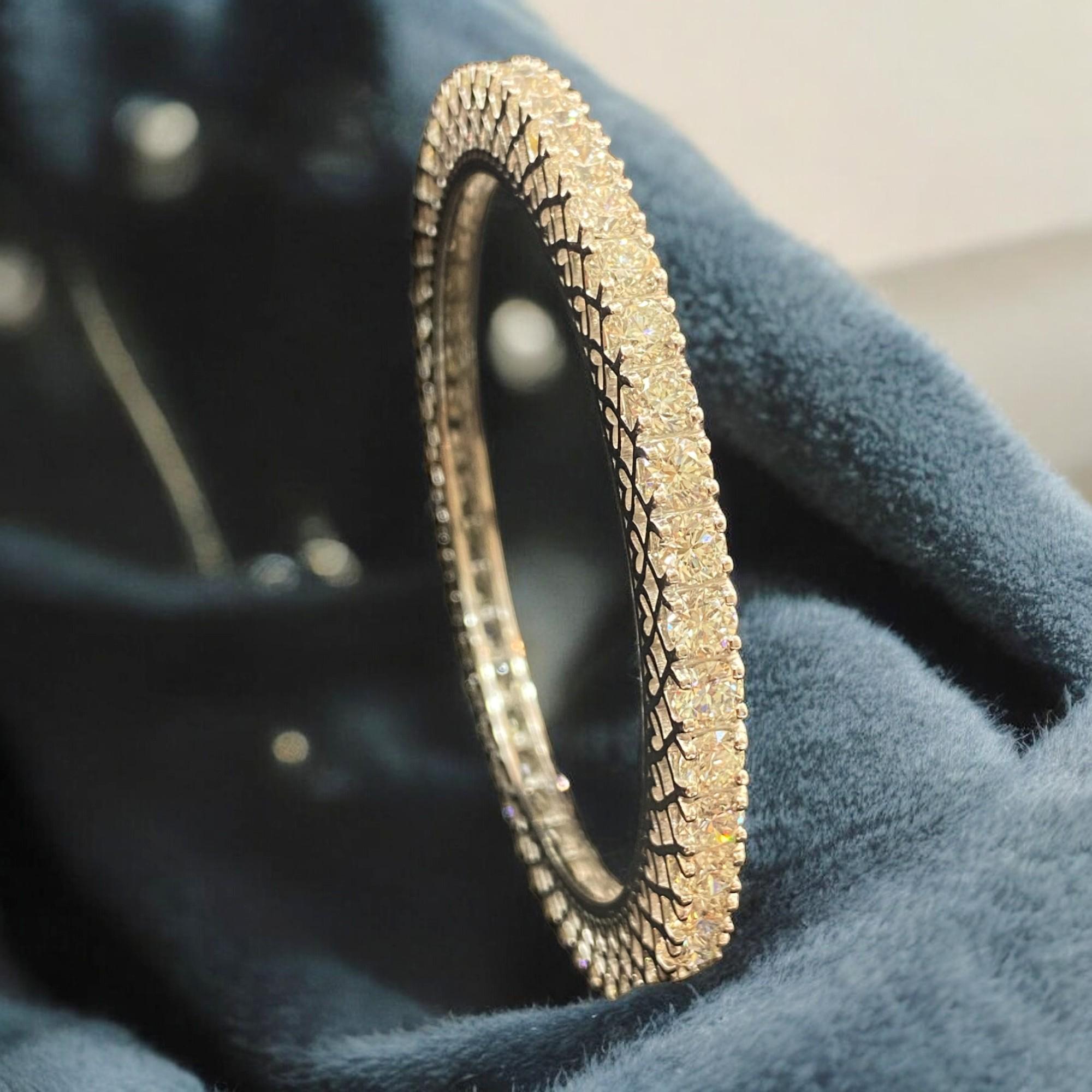 Questo splendido braccialetto di Jisha è un regalo perfetto per ogni occasione speciale. Con 49 diamanti naturali rotondi taglio brillante in oro bianco 18 carati, emana eleganza e bellezza. Il braccialetto è personalizzabile e disponibile in tutte