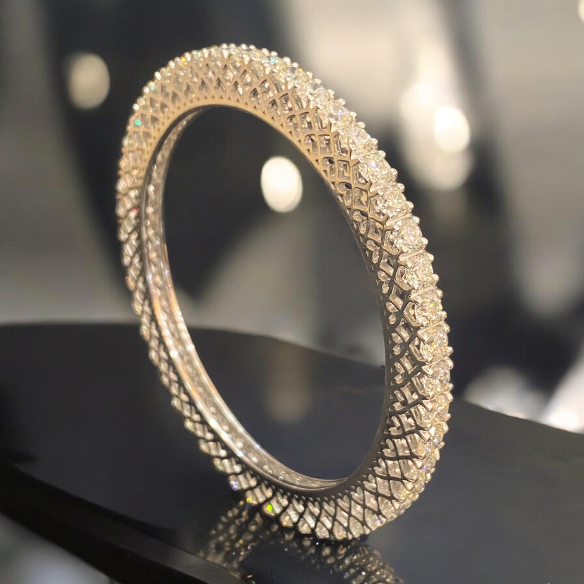 Contemporaneo 19,60 Carati Diamanti Naturali Taglio Brillante Rotondo Bangle Eternità Oro Bianco 18K in vendita