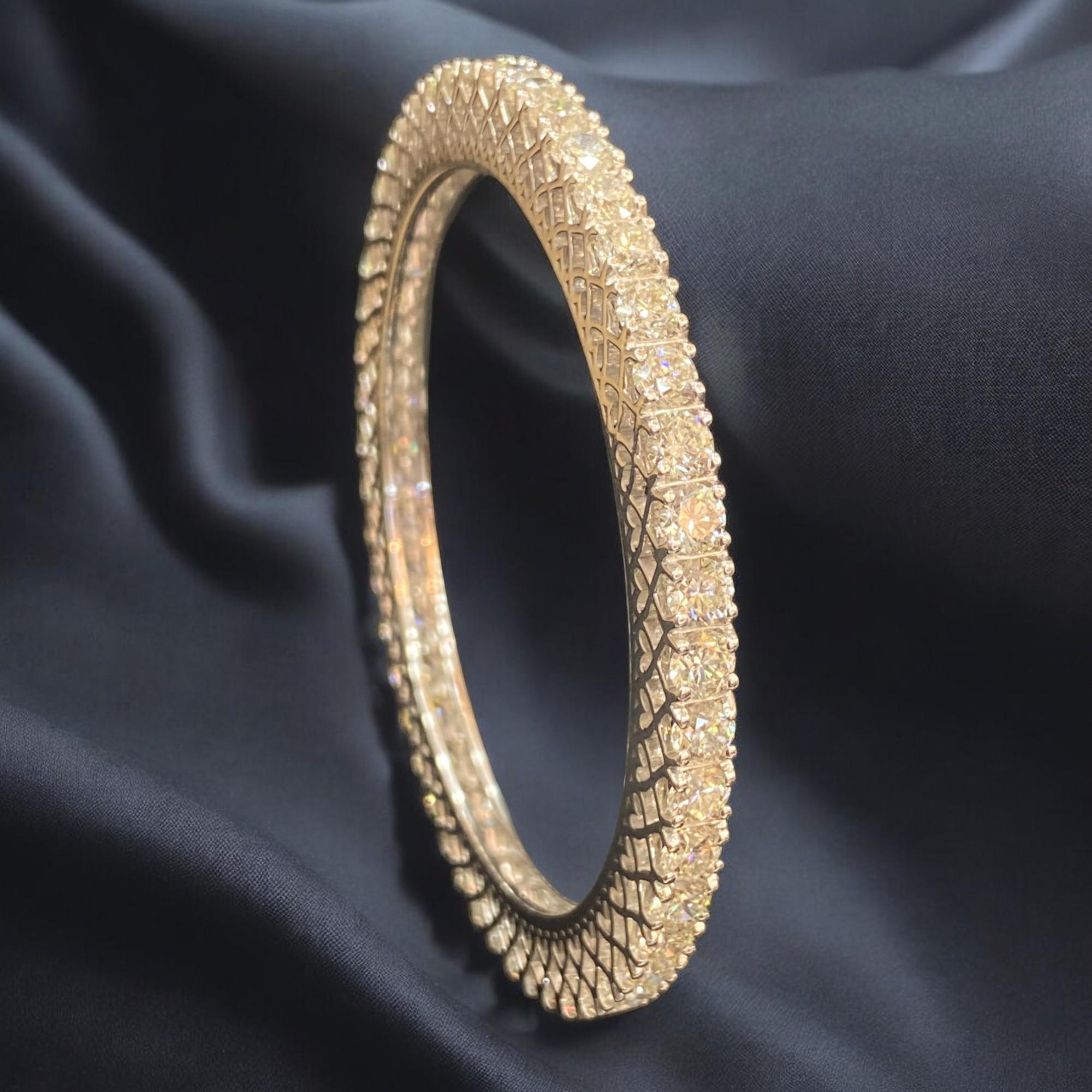 Taglio rotondo 19,60 Carati Diamanti Naturali Taglio Brillante Rotondo Bangle Eternità Oro Bianco 18K in vendita