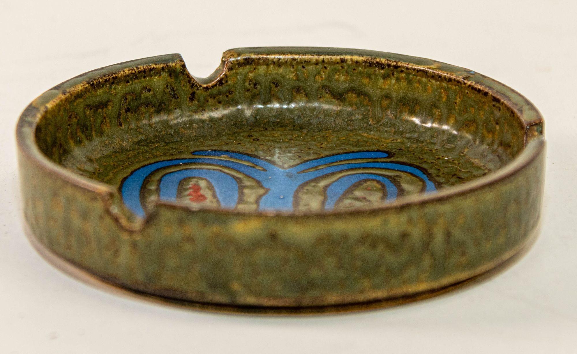 Great Vintage Mid-Century 1960s handcrafted Pottery Ashtray in Earthy Matte Green with Blue Butterfly.
Vintage design studio round stoneware dish ceramic glazed ash tray with hand painted butterfly.
Handmade circular form stoneware dish with earthy