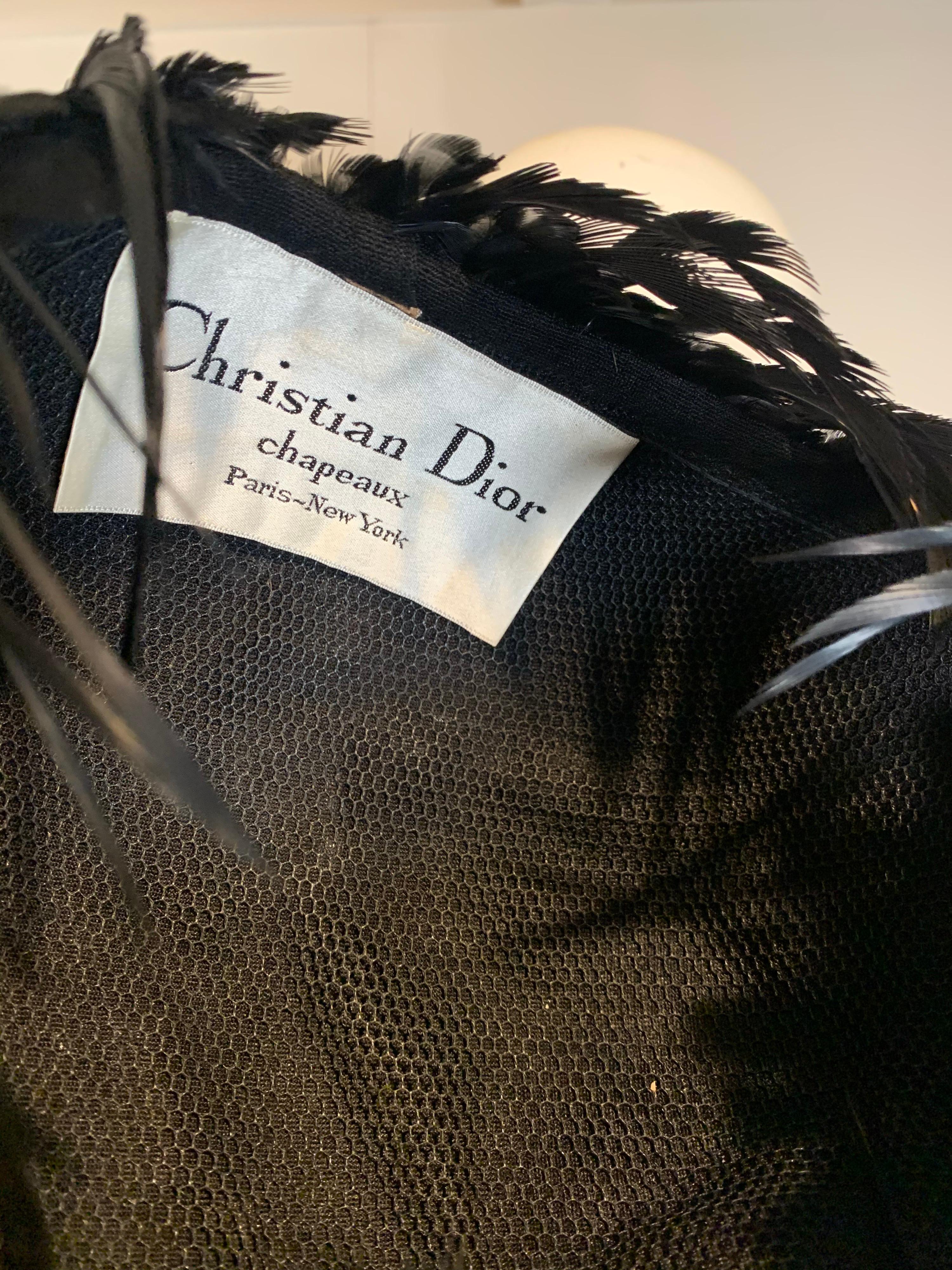 1960 Christian Dior By Marc Bohan Cappello da cocktail strutturato con piume e piume nere in vendita 2