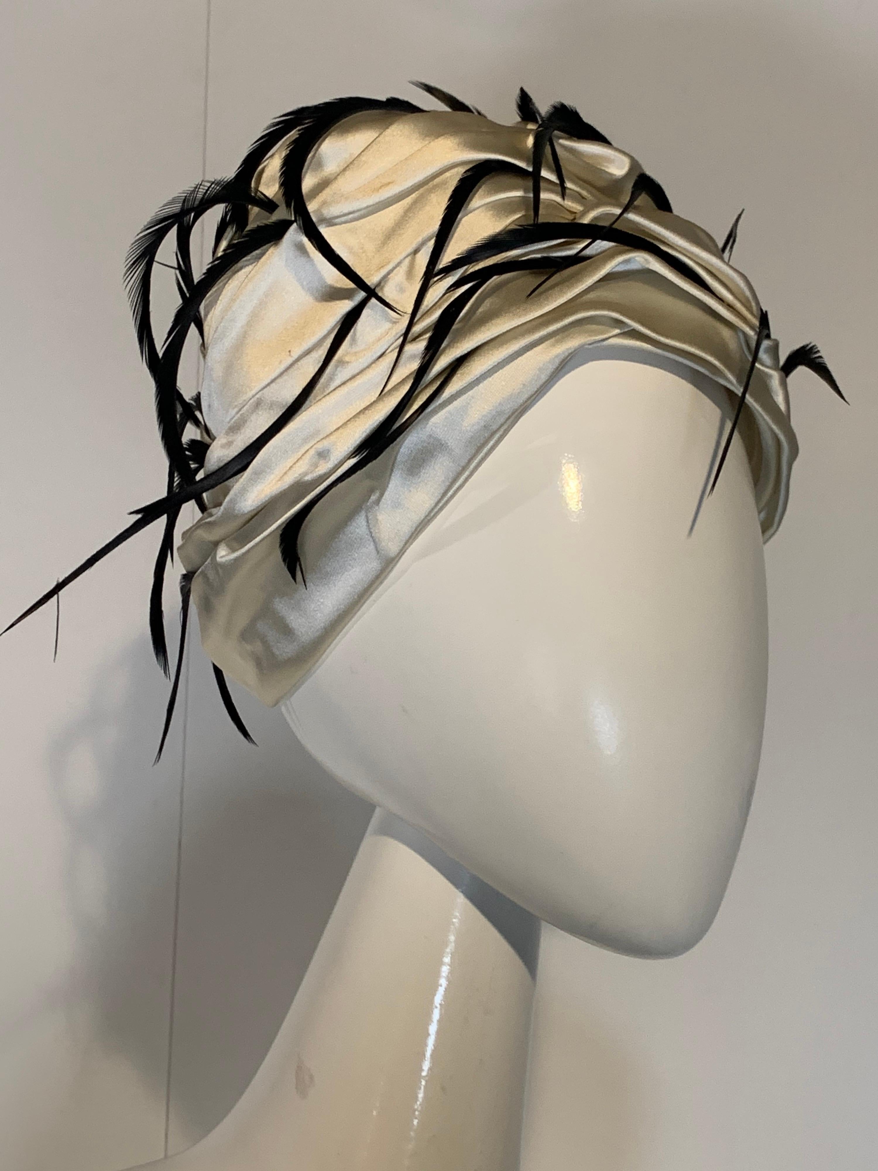 Eine atemberaubende 1960er Christian Dior by Marc Bohan Eierschalen-Satin plissiert Turban Hut mit knackigen schwarzen coq Federn flattern von den Falten!  Eine schöne und fesselnde Bewegung!  Größe Medium 