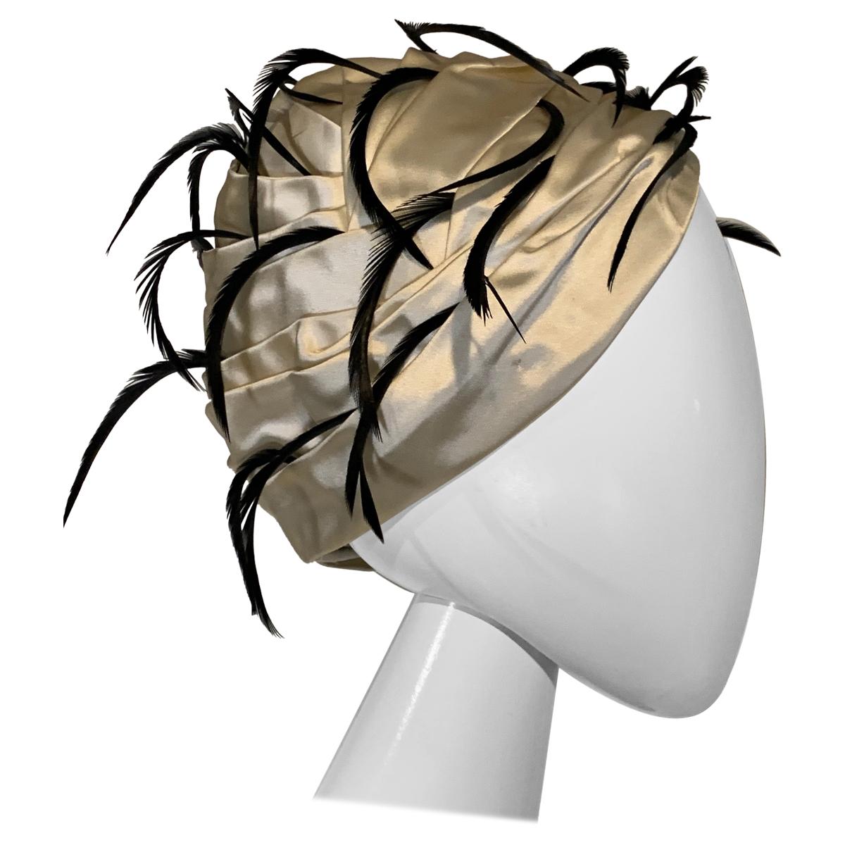 1960 Christian Dior By Marc Bohan Turbante plissettato in raso con spray di piume nere