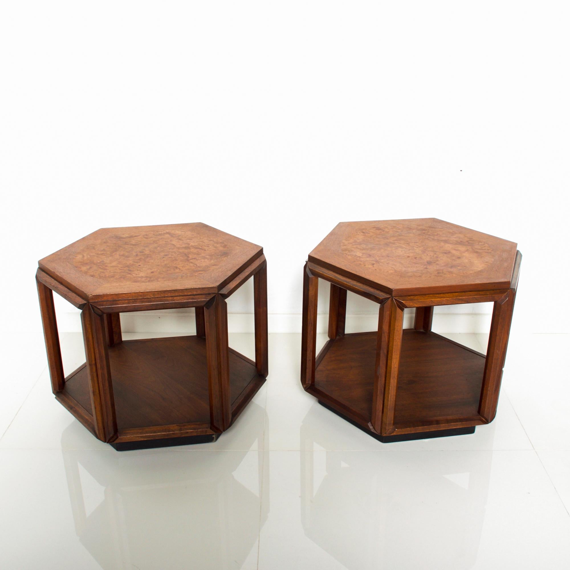 Midcentury Classic pair of hexagonal side tables in walnut wood & burlwood, designer John Keal for Brown Saltman USA 1960s
Table top has circular shape burl wood inlay at center. One table retains original label.
Dimensions: 15.5 height x 20.5
