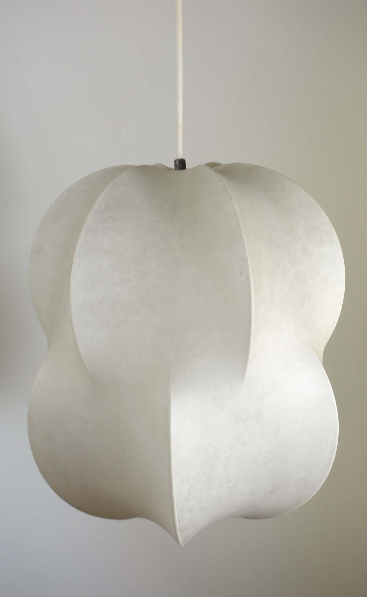 Designed and manufactured in Italy, circa 1960s. Enameled metal, resin. Plastic polymer resin was applied with spraying technique on to the enameled metal frame.

No straps. No crack.
Very good condiction.
Perfect working order

h shade: 40 cm