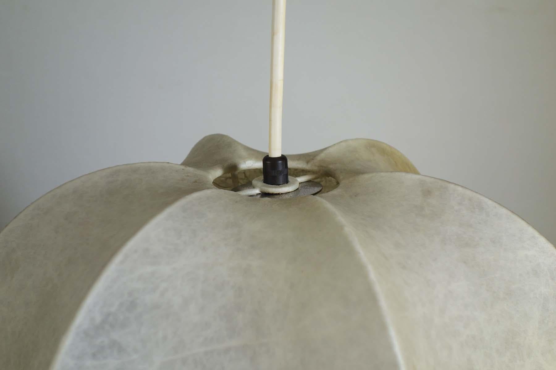 1960 Cocoon Italian Space Age Design Chandelier Ceiling Lamp In condizioni buone in vendita a Brescia, IT