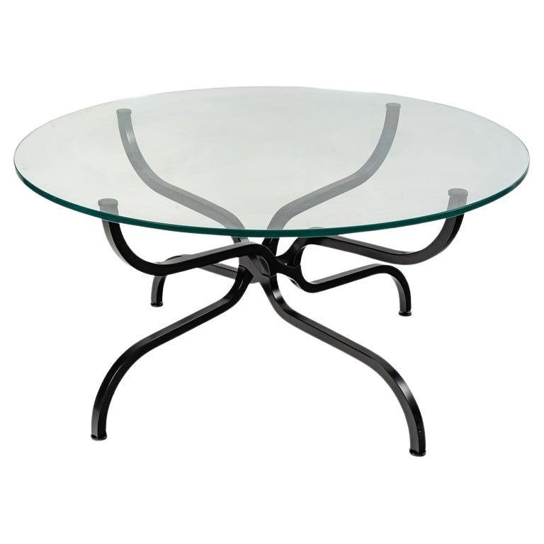 Table basse 1960 de Georges Geffroy

Composée d'une base en métal laqué noir satiné avec une section carrée formée par quatre pieds évasés reposant sur le sol et formant ensuite de très ingénieuses et belles volutes s'entrelaçant sur le premier
