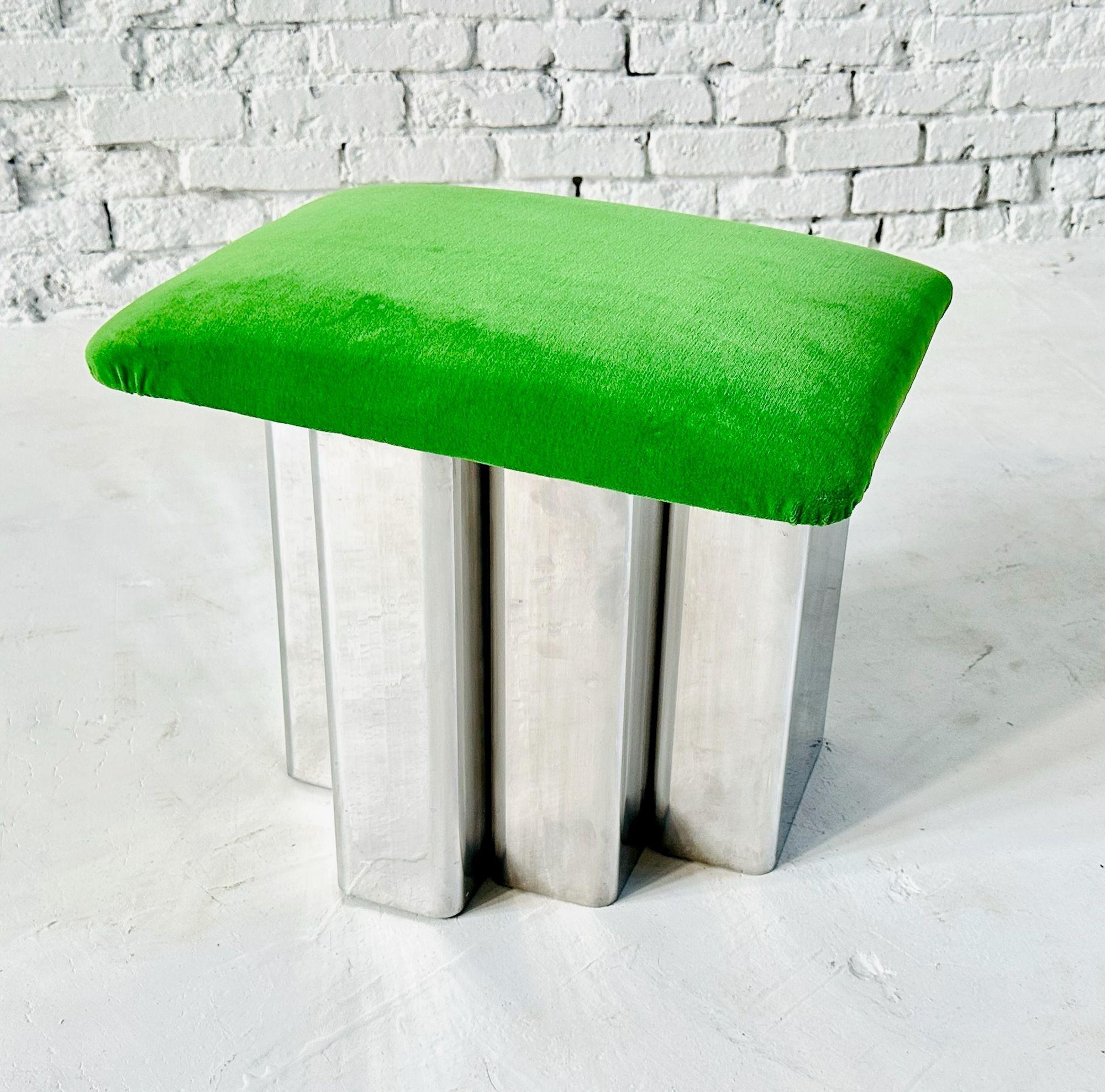 Taburete escultórico cubista de aluminio de los años 60.  Retapizado en terciopelo verde.
Mide 18