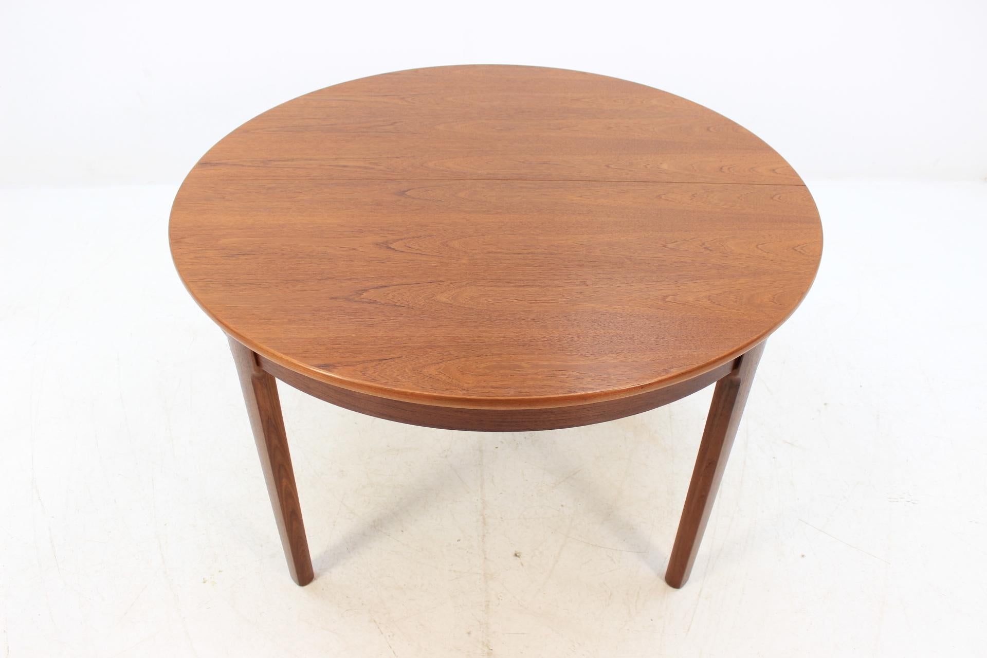 1960 Danish Round Extendable Dining Table In Good Condition In Praha, CZ