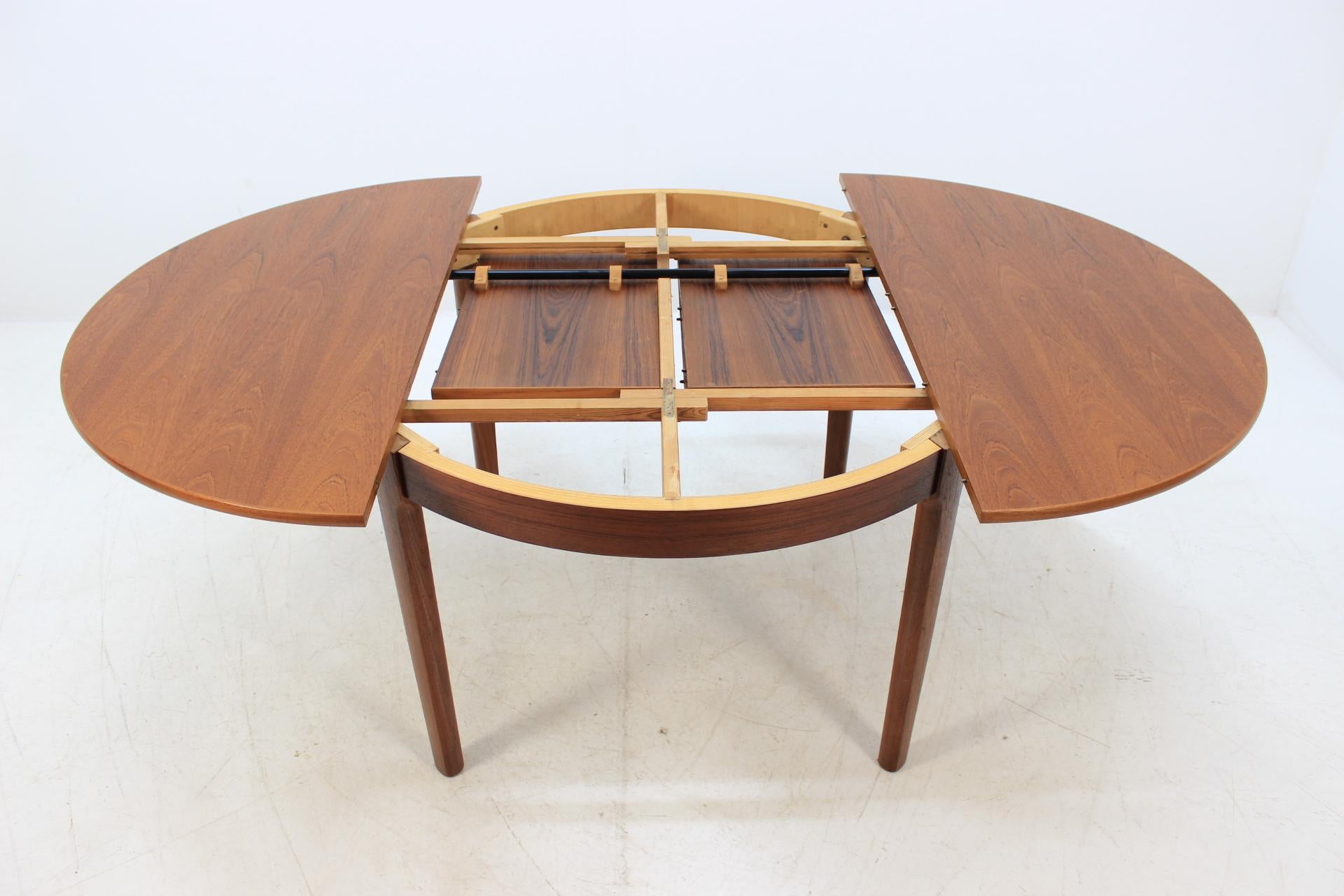 Mid-20th Century 1960 Danish Round Extendable Dining Table